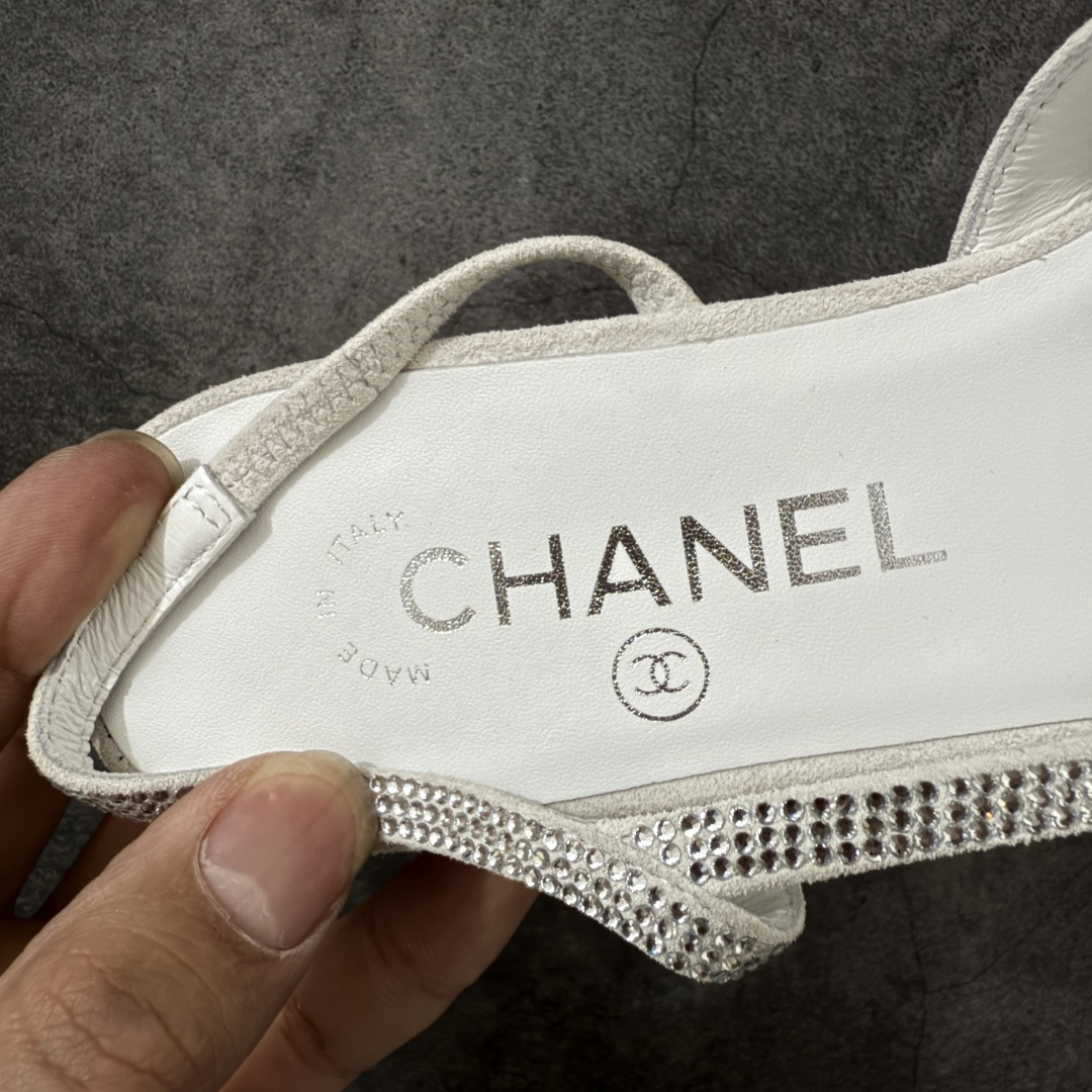 图片[7]-【佛山超A版】CHANEL 24S Slingback系列水钻款罗缎 高跟鞋 低跟 白银黑色 有多少姐妹是穿旧了之后，还是会选择重新买一双slingback！因为它太经典，再也不会遇到一款这么好搭的了，各处线条都很拉长腿型！不挑，随便搭都很抢镜！ 原版购入zp开发，调色上千次，绝无色差！ 进口原皮+意大利原厂真皮大底(渠道材料这块我们非常有优势) 全部颜色都有购入zp打版，色差这块直接避免，各处细节都与今年最新版本的一致 全套高端包装飞机礼盒 注意：原版真皮大底比较娇贵，试穿务必不要搞脏，否则影响二次销售无法退换 尺码：35-41码-选品中心