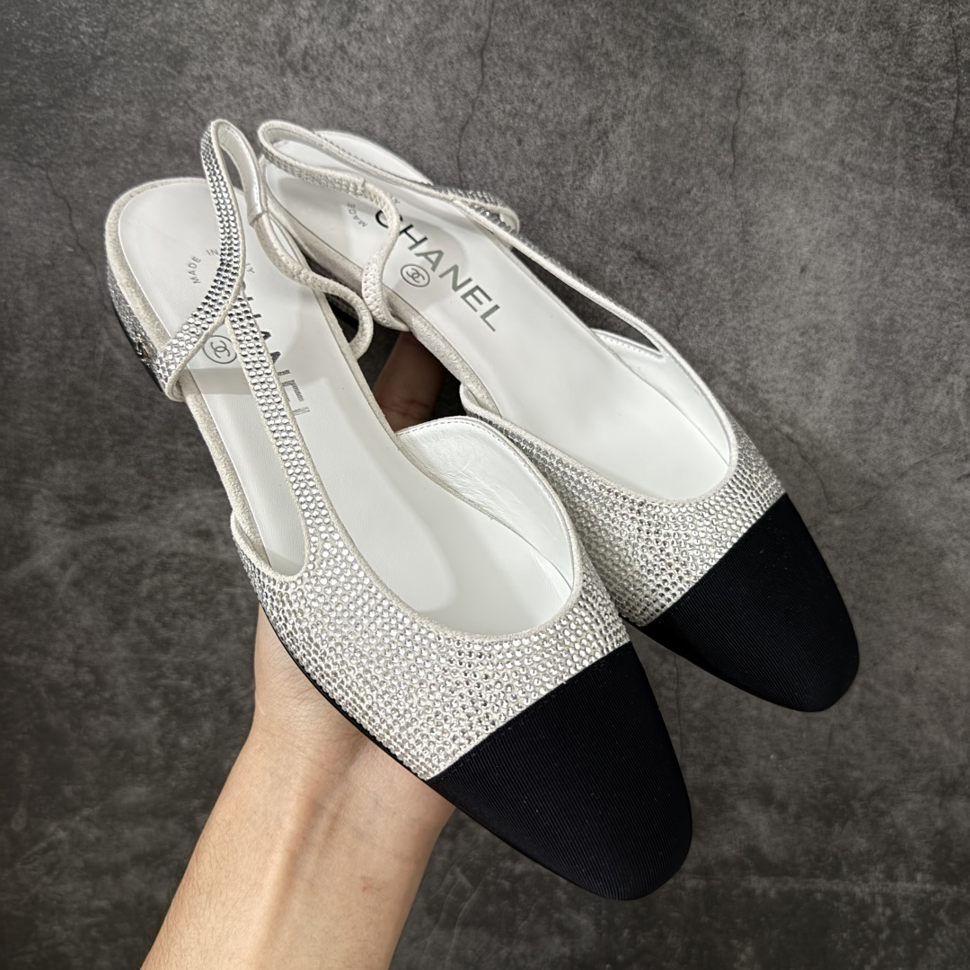 【佛山超A版】CHANEL 24S Slingback系列水钻款罗缎 高跟鞋 低跟 白银黑色 有多少姐妹是穿旧了之后，还是会选择重新买一双slingback！因为它太经典，再也不会遇到一款这么好搭的了，各处线条都很拉长腿型！不挑，随便搭都很抢镜！ 原版购入zp开发，调色上千次，绝无色差！ 进口原皮+意大利原厂真皮大底(渠道材料这块我们非常有优势) 全部颜色都有购入zp打版，色差这块直接避免，各处细节都与今年最新版本的一致 全套高端包装飞机礼盒 注意：原版真皮大底比较娇贵，试穿务必不要搞脏，否则影响二次销售无法退换 尺码：35-41码-选品中心