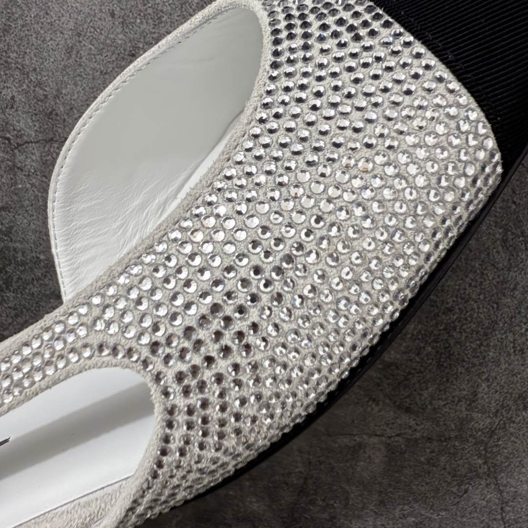 图片[4]-【佛山超A版】CHANEL 24S Slingback系列水钻款罗缎 高跟鞋 低跟 白银黑色 有多少姐妹是穿旧了之后，还是会选择重新买一双slingback！因为它太经典，再也不会遇到一款这么好搭的了，各处线条都很拉长腿型！不挑，随便搭都很抢镜！ 原版购入zp开发，调色上千次，绝无色差！ 进口原皮+意大利原厂真皮大底(渠道材料这块我们非常有优势) 全部颜色都有购入zp打版，色差这块直接避免，各处细节都与今年最新版本的一致 全套高端包装飞机礼盒 注意：原版真皮大底比较娇贵，试穿务必不要搞脏，否则影响二次销售无法退换 尺码：35-41码-选品中心