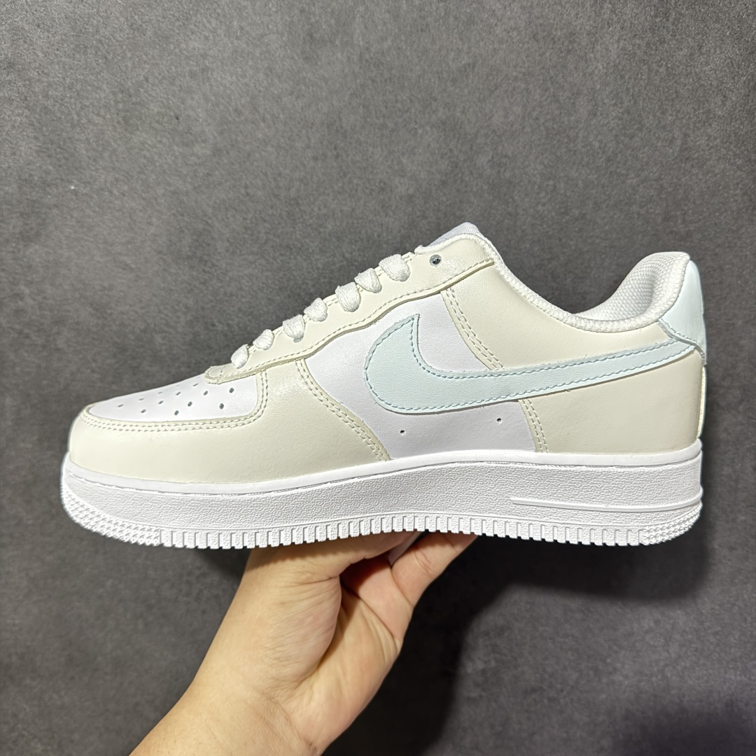 图片[2]-【公司级】AIR FORCE 1 奶白鞋身搭配浅冰蓝Swoosh与后跟包边，清爽柔和配色少女感十足，鞋侧暗藏迷你浅蓝小勾，后跟印有SWEET字母氛围感拉满，附赠专属鎏金R标金属挂饰，劳斯莱斯联名配饰精致显贵，经典空军一号低帮版型，软弹厚底兼顾舒适与增高效果，细腻皮质顺滑好打理，浅色系适配裙装、休闲裤、卫衣，男女情侣都能驾驭，春夏上脚清爽干净，温柔百搭日常穿搭不出错。 货号：HV2511-100 尺码：36 36.5 37.5 38 38.5 39 40 40.5 41 42 42.5 43 44 44.5 45-选品中心