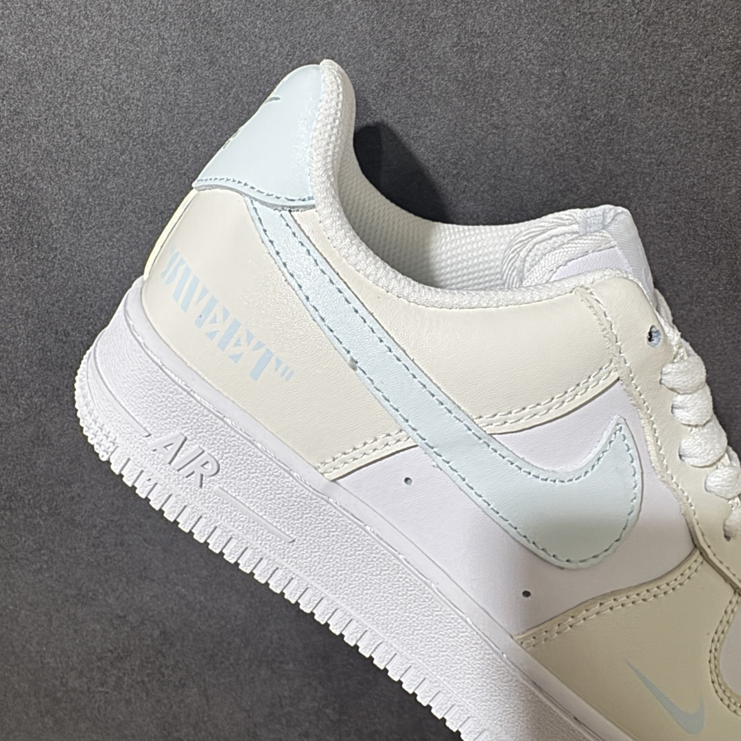 图片[7]-【公司级】AIR FORCE 1 奶白鞋身搭配浅冰蓝Swoosh与后跟包边，清爽柔和配色少女感十足，鞋侧暗藏迷你浅蓝小勾，后跟印有SWEET字母氛围感拉满，附赠专属鎏金R标金属挂饰，劳斯莱斯联名配饰精致显贵，经典空军一号低帮版型，软弹厚底兼顾舒适与增高效果，细腻皮质顺滑好打理，浅色系适配裙装、休闲裤、卫衣，男女情侣都能驾驭，春夏上脚清爽干净，温柔百搭日常穿搭不出错。 货号：HV2511-100 尺码：36 36.5 37.5 38 38.5 39 40 40.5 41 42 42.5 43 44 44.5 45-选品中心