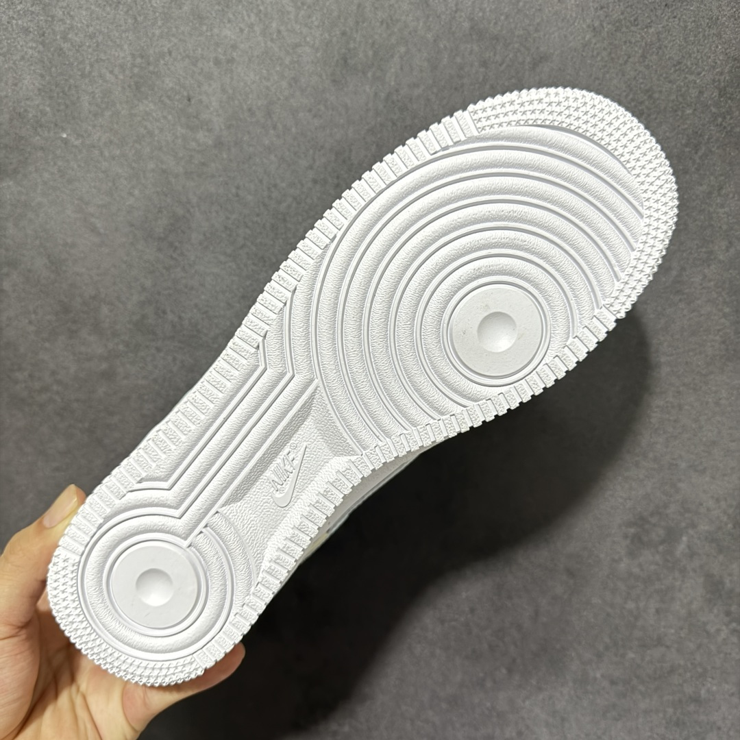 图片[9]-【公司级】AIR FORCE 1 奶白鞋身搭配浅冰蓝Swoosh与后跟包边，清爽柔和配色少女感十足，鞋侧暗藏迷你浅蓝小勾，后跟印有SWEET字母氛围感拉满，附赠专属鎏金R标金属挂饰，劳斯莱斯联名配饰精致显贵，经典空军一号低帮版型，软弹厚底兼顾舒适与增高效果，细腻皮质顺滑好打理，浅色系适配裙装、休闲裤、卫衣，男女情侣都能驾驭，春夏上脚清爽干净，温柔百搭日常穿搭不出错。 货号：HV2511-100 尺码：36 36.5 37.5 38 38.5 39 40 40.5 41 42 42.5 43 44 44.5 45-选品中心