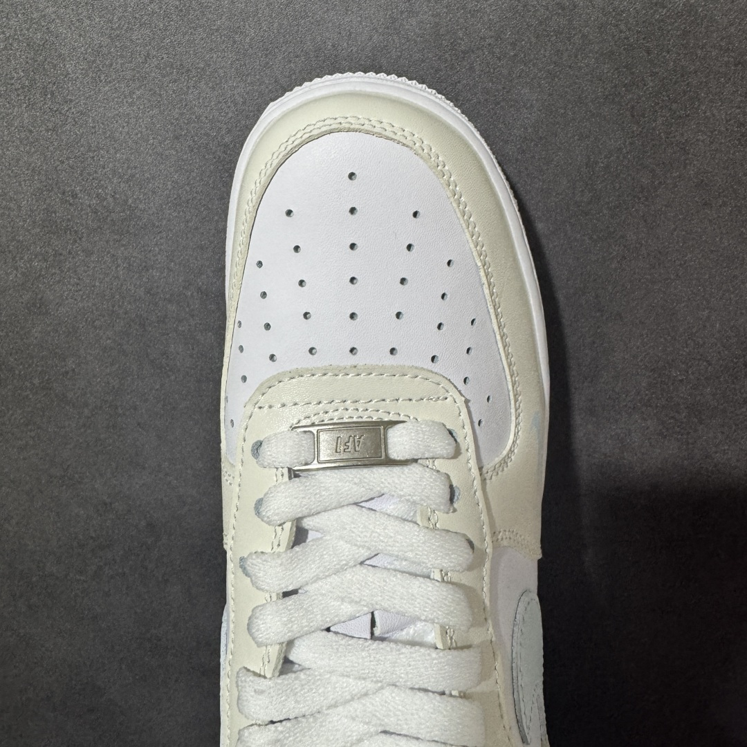 图片[5]-【公司级】AIR FORCE 1 奶白鞋身搭配浅冰蓝Swoosh与后跟包边，清爽柔和配色少女感十足，鞋侧暗藏迷你浅蓝小勾，后跟印有SWEET字母氛围感拉满，附赠专属鎏金R标金属挂饰，劳斯莱斯联名配饰精致显贵，经典空军一号低帮版型，软弹厚底兼顾舒适与增高效果，细腻皮质顺滑好打理，浅色系适配裙装、休闲裤、卫衣，男女情侣都能驾驭，春夏上脚清爽干净，温柔百搭日常穿搭不出错。 货号：HV2511-100 尺码：36 36.5 37.5 38 38.5 39 40 40.5 41 42 42.5 43 44 44.5 45-选品中心