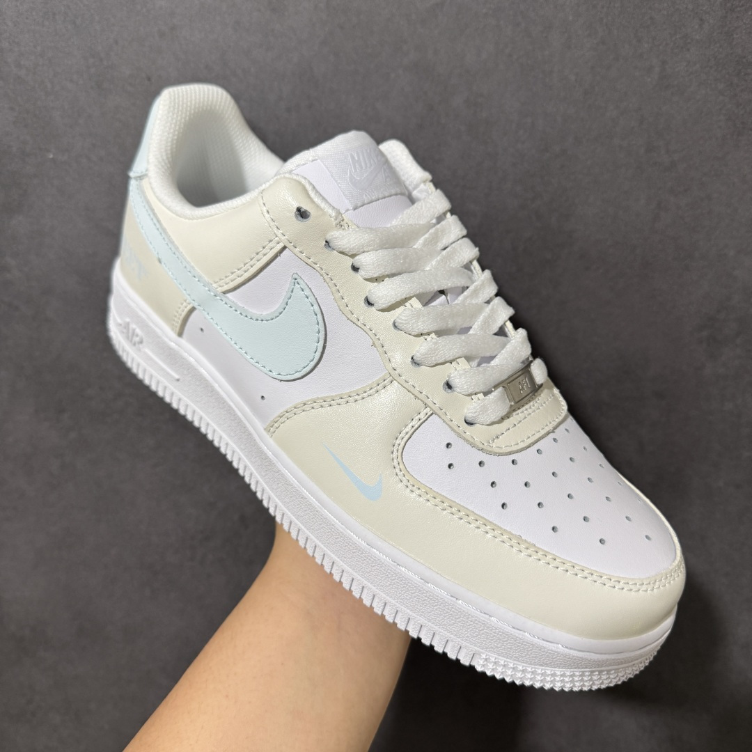 图片[3]-【公司级】AIR FORCE 1 奶白鞋身搭配浅冰蓝Swoosh与后跟包边，清爽柔和配色少女感十足，鞋侧暗藏迷你浅蓝小勾，后跟印有SWEET字母氛围感拉满，附赠专属鎏金R标金属挂饰，劳斯莱斯联名配饰精致显贵，经典空军一号低帮版型，软弹厚底兼顾舒适与增高效果，细腻皮质顺滑好打理，浅色系适配裙装、休闲裤、卫衣，男女情侣都能驾驭，春夏上脚清爽干净，温柔百搭日常穿搭不出错。 货号：HV2511-100 尺码：36 36.5 37.5 38 38.5 39 40 40.5 41 42 42.5 43 44 44.5 45-选品中心