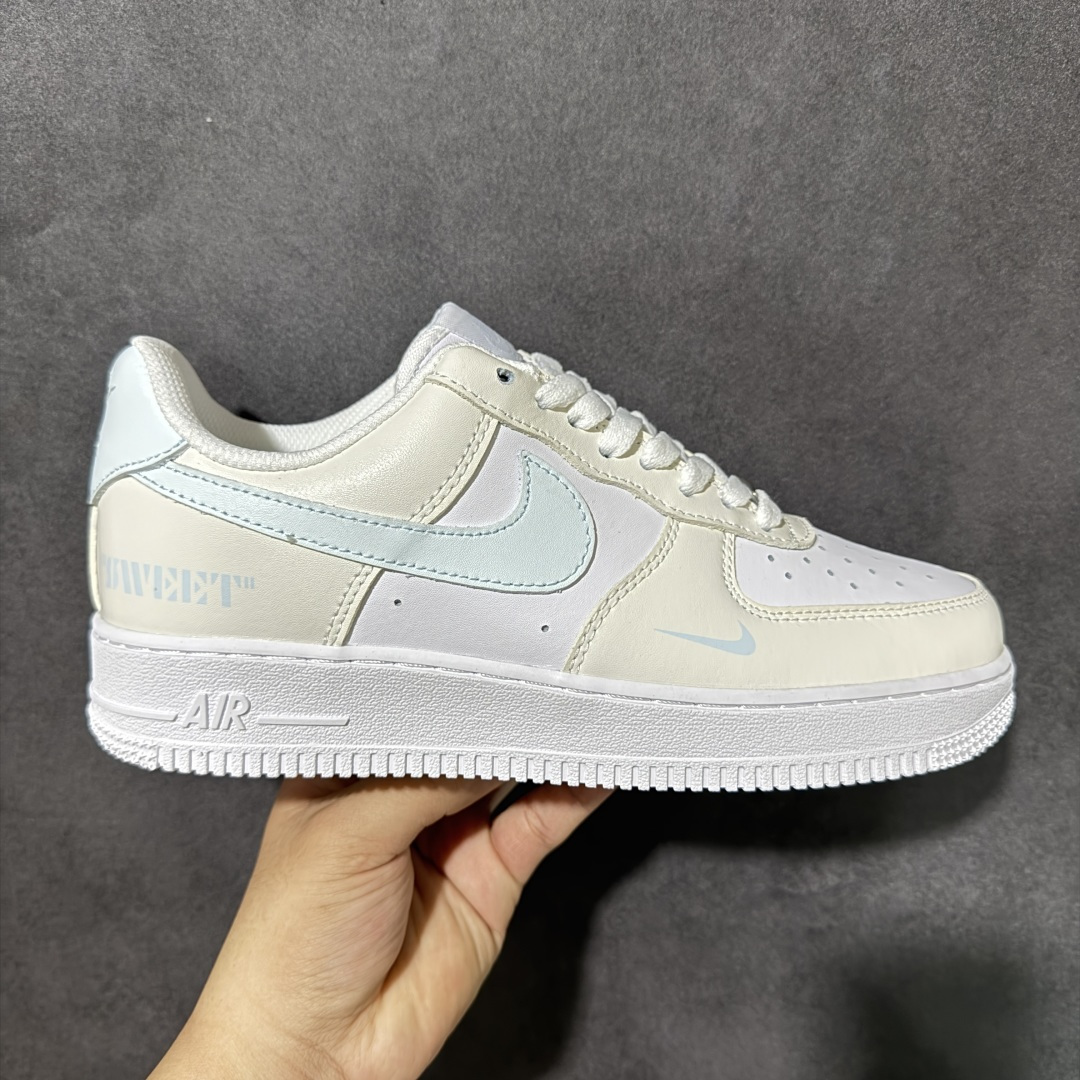 【公司级】AIR FORCE 1 奶白鞋身搭配浅冰蓝Swoosh与后跟包边，清爽柔和配色少女感十足，鞋侧暗藏迷你浅蓝小勾，后跟印有SWEET字母氛围感拉满，附赠专属鎏金R标金属挂饰，劳斯莱斯联名配饰精致显贵，经典空军一号低帮版型，软弹厚底兼顾舒适与增高效果，细腻皮质顺滑好打理，浅色系适配裙装、休闲裤、卫衣，男女情侣都能驾驭，春夏上脚清爽干净，温柔百搭日常穿搭不出错。 货号：HV2511-100 尺码：36 36.5 37.5 38 38.5 39 40 40.5 41 42 42.5 43 44 44.5 45-选品中心