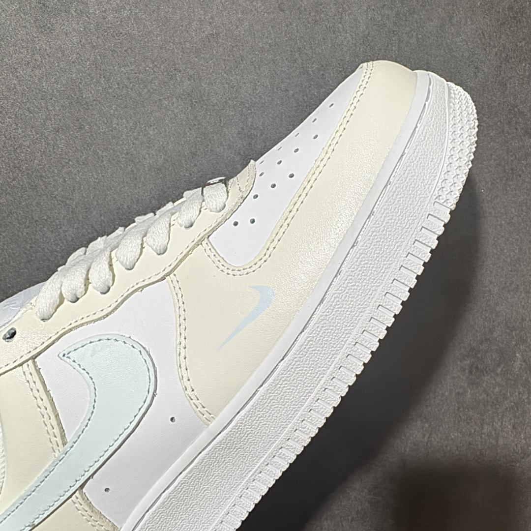 图片[8]-【公司级】AIR FORCE 1 奶白鞋身搭配浅冰蓝Swoosh与后跟包边，清爽柔和配色少女感十足，鞋侧暗藏迷你浅蓝小勾，后跟印有SWEET字母氛围感拉满，附赠专属鎏金R标金属挂饰，劳斯莱斯联名配饰精致显贵，经典空军一号低帮版型，软弹厚底兼顾舒适与增高效果，细腻皮质顺滑好打理，浅色系适配裙装、休闲裤、卫衣，男女情侣都能驾驭，春夏上脚清爽干净，温柔百搭日常穿搭不出错。 货号：HV2511-100 尺码：36 36.5 37.5 38 38.5 39 40 40.5 41 42 42.5 43 44 44.5 45-选品中心