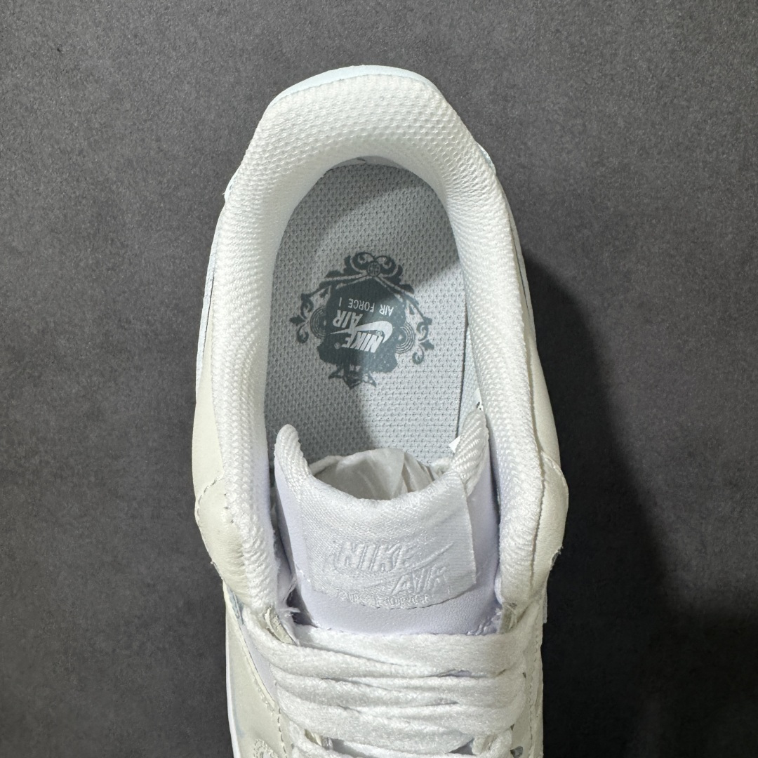 图片[6]-【公司级】AIR FORCE 1 奶白鞋身搭配浅冰蓝Swoosh与后跟包边，清爽柔和配色少女感十足，鞋侧暗藏迷你浅蓝小勾，后跟印有SWEET字母氛围感拉满，附赠专属鎏金R标金属挂饰，劳斯莱斯联名配饰精致显贵，经典空军一号低帮版型，软弹厚底兼顾舒适与增高效果，细腻皮质顺滑好打理，浅色系适配裙装、休闲裤、卫衣，男女情侣都能驾驭，春夏上脚清爽干净，温柔百搭日常穿搭不出错。 货号：HV2511-100 尺码：36 36.5 37.5 38 38.5 39 40 40.5 41 42 42.5 43 44 44.5 45-选品中心