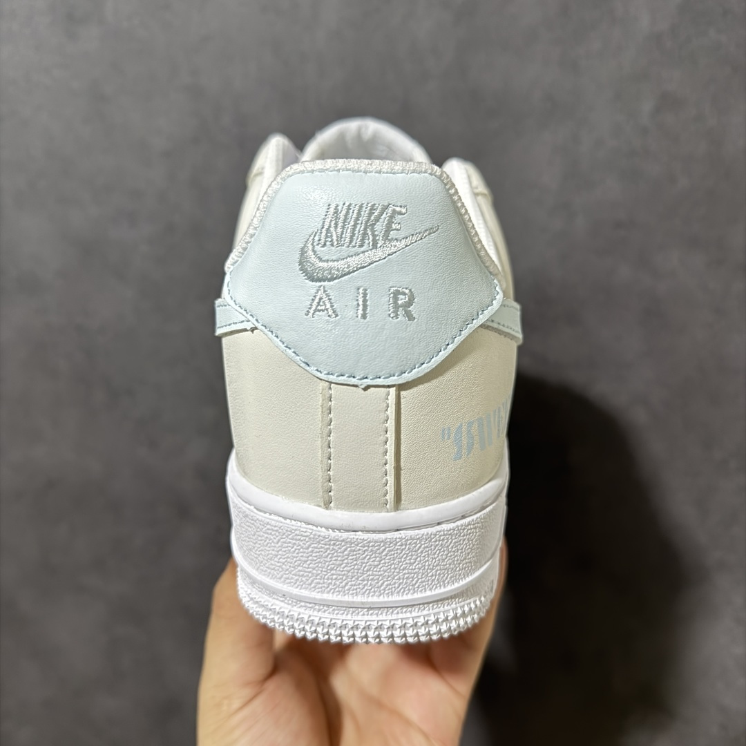 图片[4]-【公司级】AIR FORCE 1 奶白鞋身搭配浅冰蓝Swoosh与后跟包边，清爽柔和配色少女感十足，鞋侧暗藏迷你浅蓝小勾，后跟印有SWEET字母氛围感拉满，附赠专属鎏金R标金属挂饰，劳斯莱斯联名配饰精致显贵，经典空军一号低帮版型，软弹厚底兼顾舒适与增高效果，细腻皮质顺滑好打理，浅色系适配裙装、休闲裤、卫衣，男女情侣都能驾驭，春夏上脚清爽干净，温柔百搭日常穿搭不出错。 货号：HV2511-100 尺码：36 36.5 37.5 38 38.5 39 40 40.5 41 42 42.5 43 44 44.5 45-选品中心