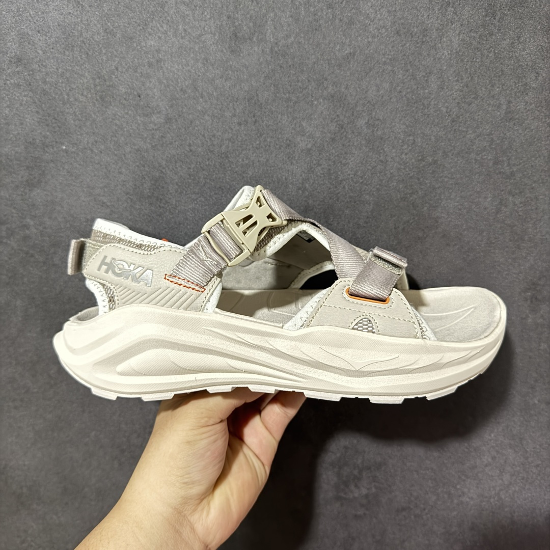 【H版】Hoka One M INFINI HIKE TC 户外机能山地凉鞋 #鞋型从外观就给人强烈的户外机能感，粗犷率性的厚底设计，继承了 HOKA ONE ONE 跑鞋 DNA。鞋身采用了氯丁胶打造，搭配抓地力很强的橡胶外底，这款凉鞋鞋身自重非常轻，可以在穿着时更加轻盈舒适。 货号：1162590-PCC 尺码：36-45带半码-选品中心