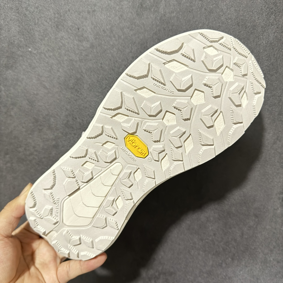 图片[9]-【H版】Hoka One M INFINI HIKE TC 户外机能山地凉鞋 #鞋型从外观就给人强烈的户外机能感，粗犷率性的厚底设计，继承了 HOKA ONE ONE 跑鞋 DNA。鞋身采用了氯丁胶打造，搭配抓地力很强的橡胶外底，这款凉鞋鞋身自重非常轻，可以在穿着时更加轻盈舒适。 货号：1162590-PCC 尺码：36-45带半码-选品中心