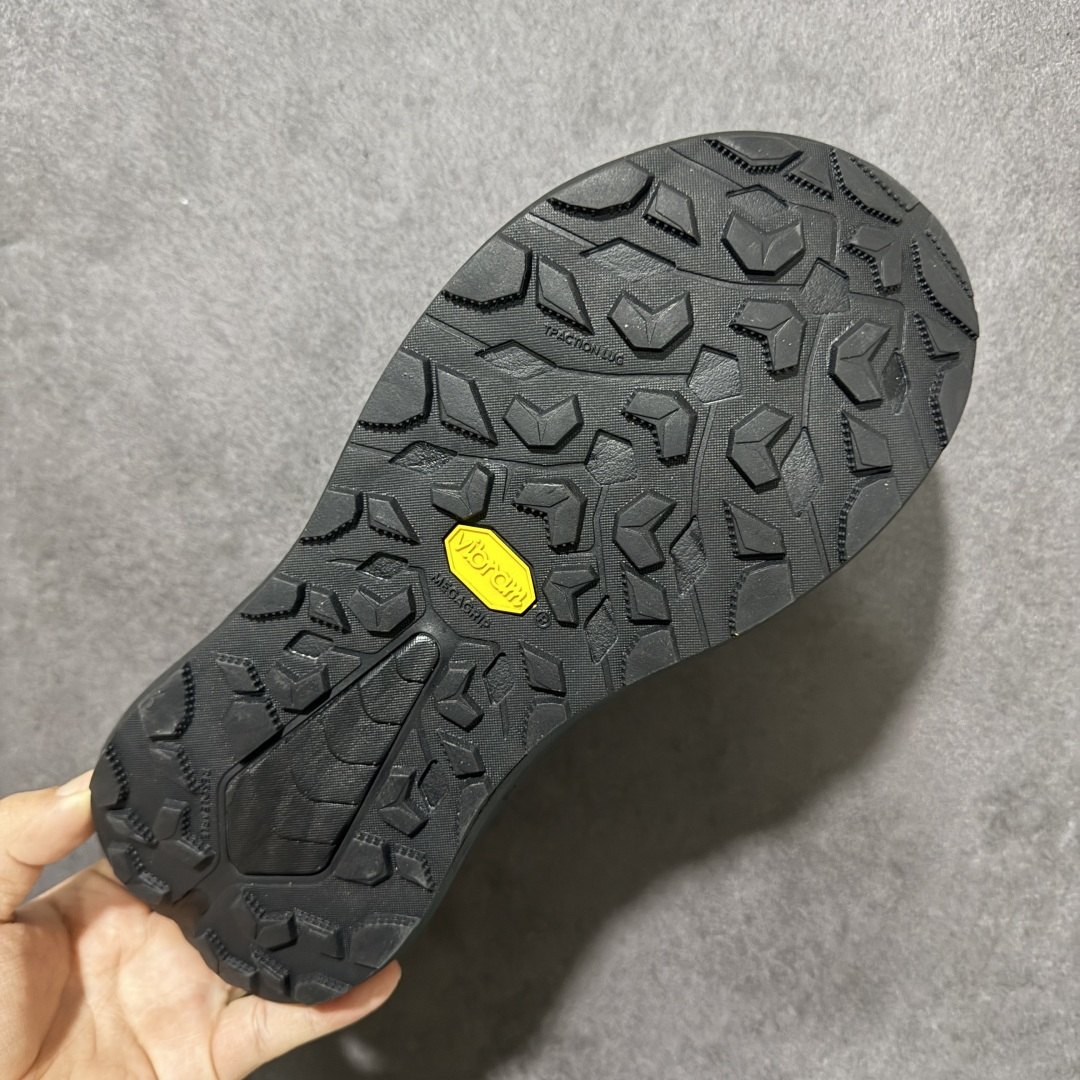图片[9]-【H版】Hoka One M INFINI HIKE TC 户外机能山地凉鞋 #鞋型从外观就给人强烈的户外机能感，粗犷率性的厚底设计，继承了 HOKA ONE ONE 跑鞋 DNA。鞋身采用了氯丁胶打造，搭配抓地力很强的橡胶外底，这款凉鞋鞋身自重非常轻，可以在穿着时更加轻盈舒适。 货号：1162570-BBLC 尺码：36-45带半码-选品中心