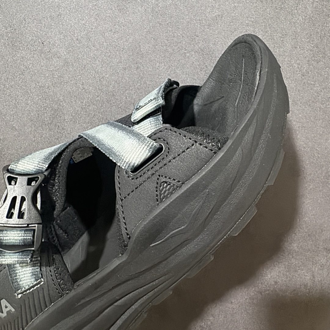 图片[8]-【H版】Hoka One M INFINI HIKE TC 户外机能山地凉鞋 #鞋型从外观就给人强烈的户外机能感，粗犷率性的厚底设计，继承了 HOKA ONE ONE 跑鞋 DNA。鞋身采用了氯丁胶打造，搭配抓地力很强的橡胶外底，这款凉鞋鞋身自重非常轻，可以在穿着时更加轻盈舒适。 货号：1162570-BBLC 尺码：36-45带半码-选品中心