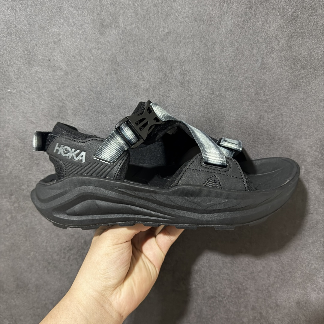 【H版】Hoka One M INFINI HIKE TC 户外机能山地凉鞋 #鞋型从外观就给人强烈的户外机能感，粗犷率性的厚底设计，继承了 HOKA ONE ONE 跑鞋 DNA。鞋身采用了氯丁胶打造，搭配抓地力很强的橡胶外底，这款凉鞋鞋身自重非常轻，可以在穿着时更加轻盈舒适。 货号：1162570-BBLC 尺码：36-45带半码-选品中心