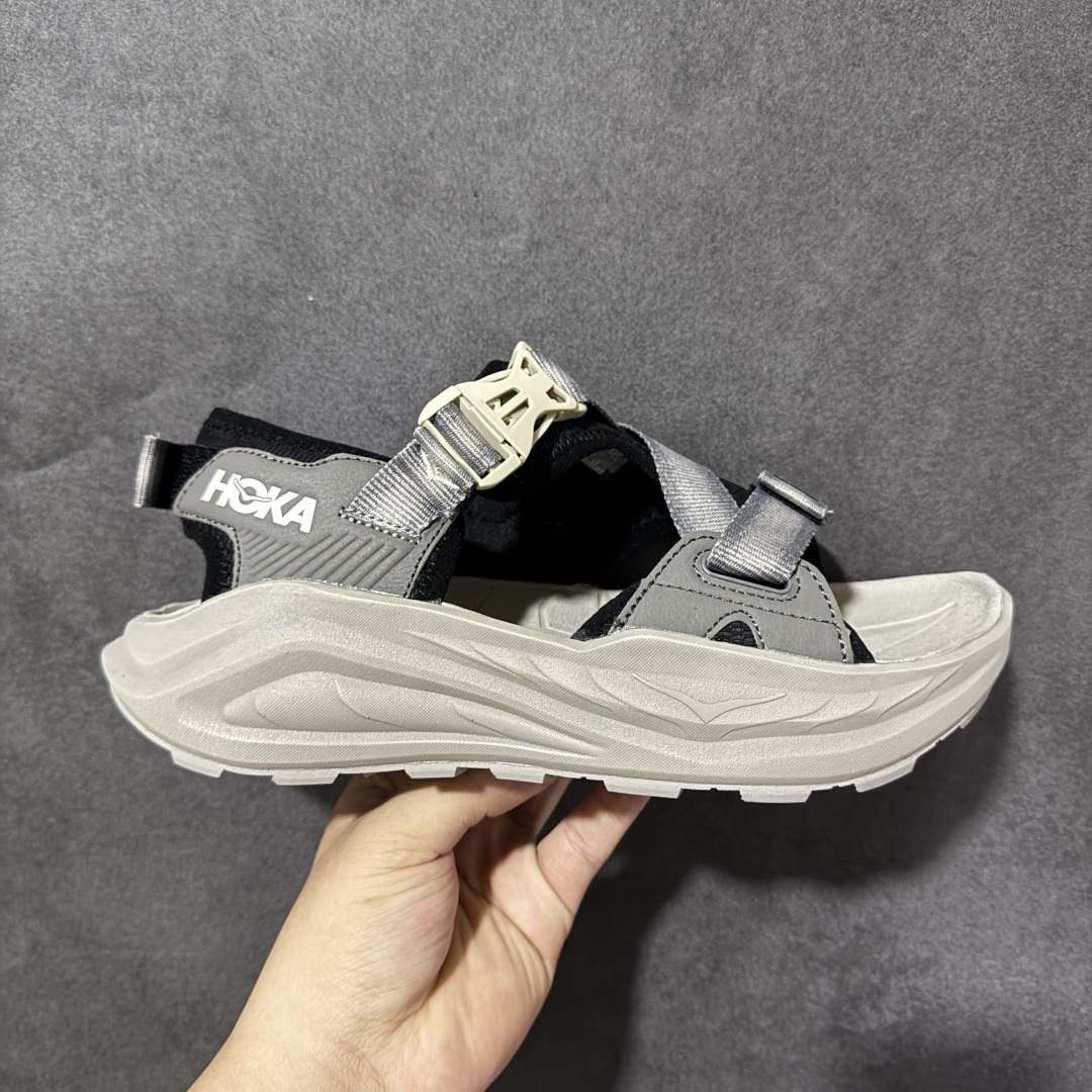 【H版】Hoka One M INFINI HIKE TC 户外机能山地凉鞋 #鞋型从外观就给人强烈的户外机能感，粗犷率性的厚底设计，继承了 HOKA ONE ONE 跑鞋 DNA。鞋身采用了氯丁胶打造，搭配抓地力很强的橡胶外底，这款凉鞋鞋身自重非常轻，可以在穿着时更加轻盈舒适。 货号：1162570-BCMN 尺码：36-45带半码-选品中心