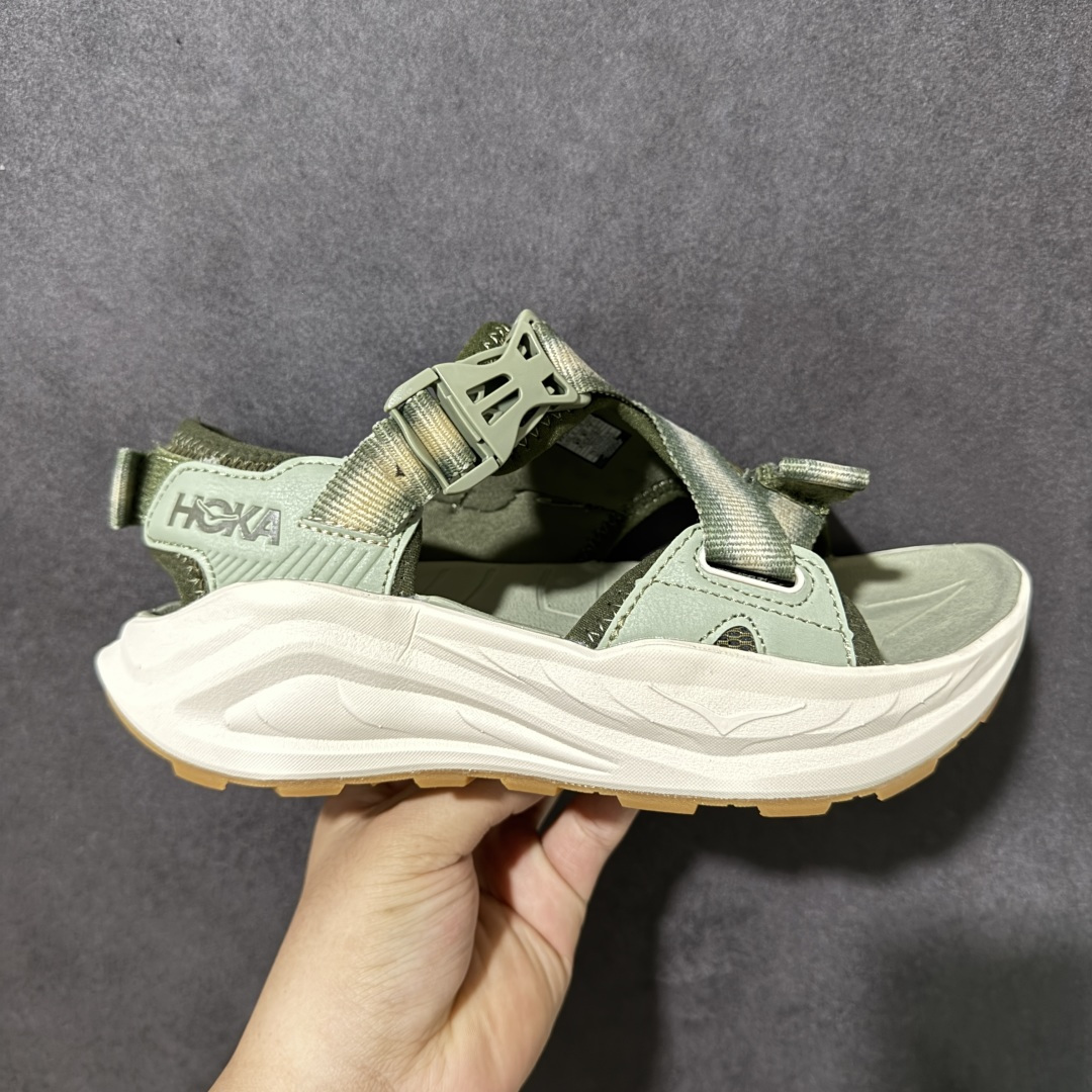 【H版】Hoka One M INFINI HIKE TC 户外机能山地凉鞋 #鞋型从外观就给人强烈的户外机能感，粗犷率性的厚底设计，继承了 HOKA ONE ONE 跑鞋 DNA。鞋身采用了氯丁胶打造，搭配抓地力很强的橡胶外底，这款凉鞋鞋身自重非常轻，可以在穿着时更加轻盈舒适。 货号：1162570-SMLK 尺码：36-45带半码-选品中心