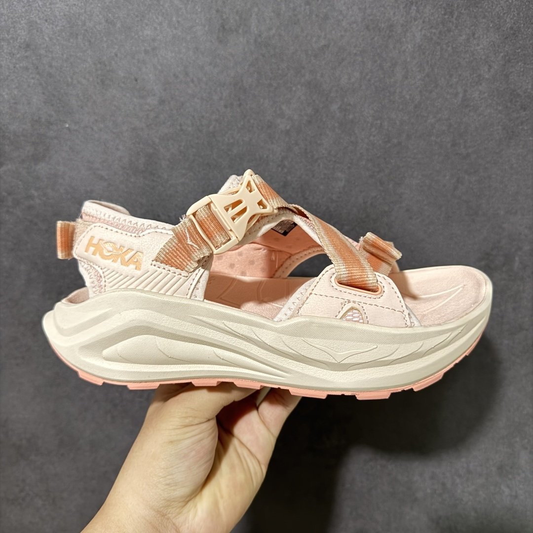 【H版】Hoka One M INFINI HIKE TC 户外机能山地凉鞋 #鞋型从外观就给人强烈的户外机能感，粗犷率性的厚底设计，继承了 HOKA ONE ONE 跑鞋 DNA。鞋身采用了氯丁胶打造，搭配抓地力很强的橡胶外底，这款凉鞋鞋身自重非常轻，可以在穿着时更加轻盈舒适。 货号：1162590-DTV 尺码：36-40带半码-选品中心