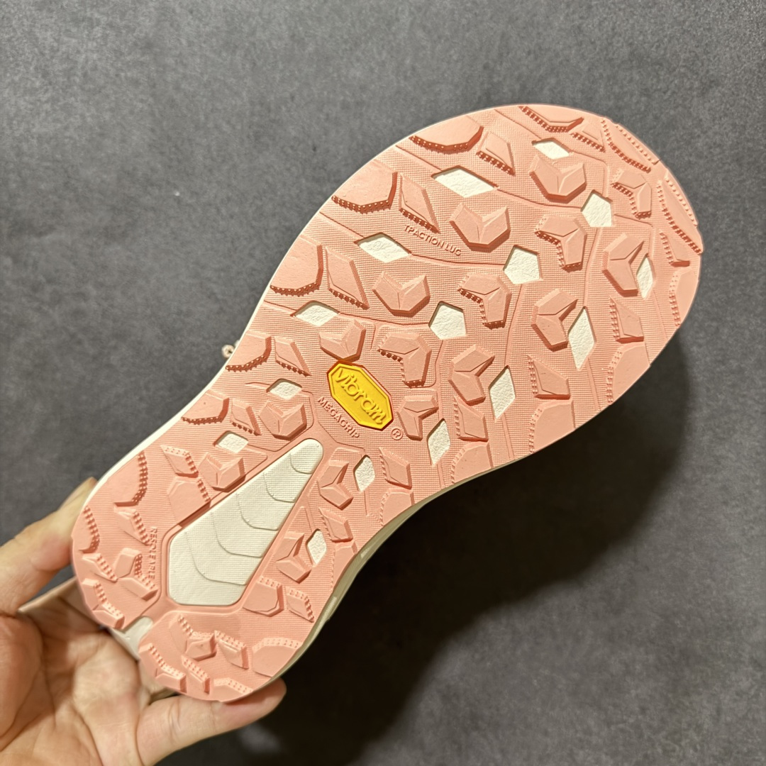 图片[9]-【H版】Hoka One M INFINI HIKE TC 户外机能山地凉鞋 #鞋型从外观就给人强烈的户外机能感，粗犷率性的厚底设计，继承了 HOKA ONE ONE 跑鞋 DNA。鞋身采用了氯丁胶打造，搭配抓地力很强的橡胶外底，这款凉鞋鞋身自重非常轻，可以在穿着时更加轻盈舒适。 货号：1162590-DTV 尺码：36-40带半码-选品中心
