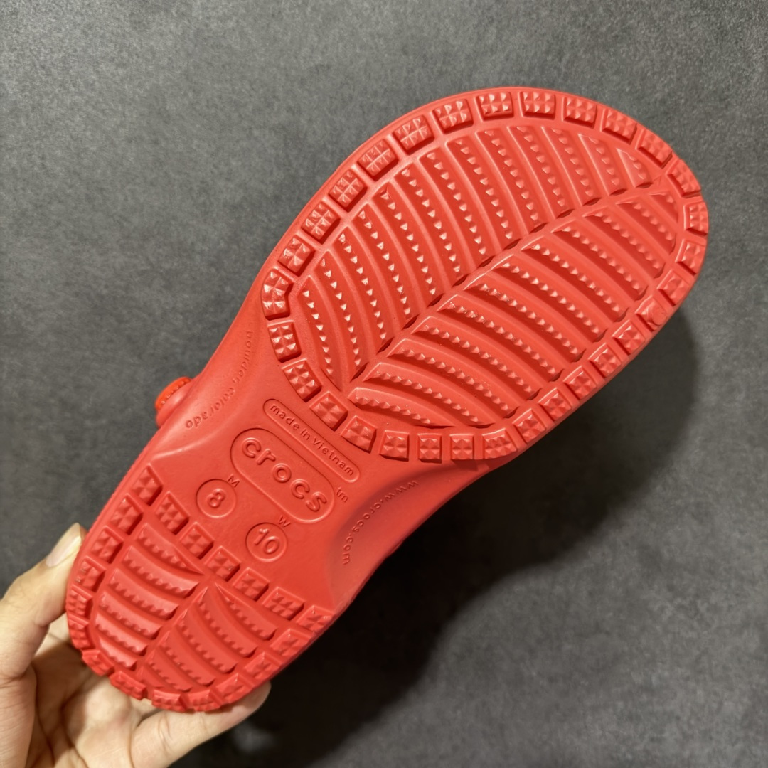 图片[9]-【莞产H版】Crocs卡骆驰 × Coca-Cola/可口可乐联名经典复古休闲外穿透气洞洞鞋 超强LiteRide科技缓震鞋垫加持 官方2023最新款 透明防水袋包装 注意配件需单独购买 超轻Croslite专利材料打造 鞋面更加耐用易清洗 该鞋款轻盈舒适 2002年 经典克骆格诞生 秉承外形简单 穿着舒适的初衷 不断为消费者带来舒适的穿着体验 穿出“趣”味 鞋面洞洞可搭彰显个性的智必星 一鞋两穿 可调节式后跟带增添鞋身的稳固性能 前面变成愜意舒适的凉拖 后面行走跑跳更加稳妥 Croslite ™材料 封闭式细胞树脂 能够在体温作用下自动变形以适应脚部形状 涉水性优秀的同时易于清洁 抓地力强 不易打滑 Crocs的核心理念：轻便 灵活 全方位的舒适感 同步官方尺码：M4（36-37） M5（37-38）M6（38-39）M7（39-40）M8（41-42）M9（42-43）M10（43-44）M11（45-46）-选品中心