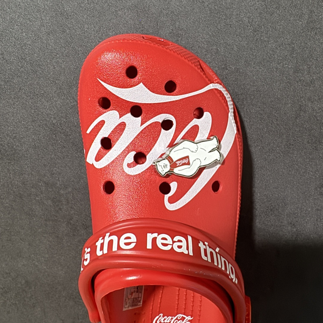 图片[5]-【莞产H版】Crocs卡骆驰 × Coca-Cola/可口可乐联名经典复古休闲外穿透气洞洞鞋 超强LiteRide科技缓震鞋垫加持 官方2023最新款 透明防水袋包装 注意配件需单独购买 超轻Croslite专利材料打造 鞋面更加耐用易清洗 该鞋款轻盈舒适 2002年 经典克骆格诞生 秉承外形简单 穿着舒适的初衷 不断为消费者带来舒适的穿着体验 穿出“趣”味 鞋面洞洞可搭彰显个性的智必星 一鞋两穿 可调节式后跟带增添鞋身的稳固性能 前面变成愜意舒适的凉拖 后面行走跑跳更加稳妥 Croslite ™材料 封闭式细胞树脂 能够在体温作用下自动变形以适应脚部形状 涉水性优秀的同时易于清洁 抓地力强 不易打滑 Crocs的核心理念：轻便 灵活 全方位的舒适感 同步官方尺码：M4（36-37） M5（37-38）M6（38-39）M7（39-40）M8（41-42）M9（42-43）M10（43-44）M11（45-46）-选品中心