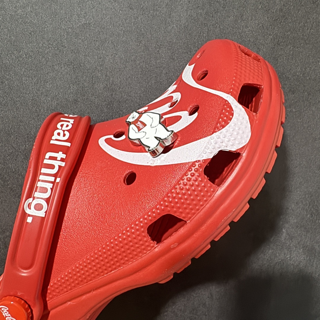 图片[8]-【莞产H版】Crocs卡骆驰 × Coca-Cola/可口可乐联名经典复古休闲外穿透气洞洞鞋 超强LiteRide科技缓震鞋垫加持 官方2023最新款 透明防水袋包装 注意配件需单独购买 超轻Croslite专利材料打造 鞋面更加耐用易清洗 该鞋款轻盈舒适 2002年 经典克骆格诞生 秉承外形简单 穿着舒适的初衷 不断为消费者带来舒适的穿着体验 穿出“趣”味 鞋面洞洞可搭彰显个性的智必星 一鞋两穿 可调节式后跟带增添鞋身的稳固性能 前面变成愜意舒适的凉拖 后面行走跑跳更加稳妥 Croslite ™材料 封闭式细胞树脂 能够在体温作用下自动变形以适应脚部形状 涉水性优秀的同时易于清洁 抓地力强 不易打滑 Crocs的核心理念：轻便 灵活 全方位的舒适感 同步官方尺码：M4（36-37） M5（37-38）M6（38-39）M7（39-40）M8（41-42）M9（42-43）M10（43-44）M11（45-46）-选品中心