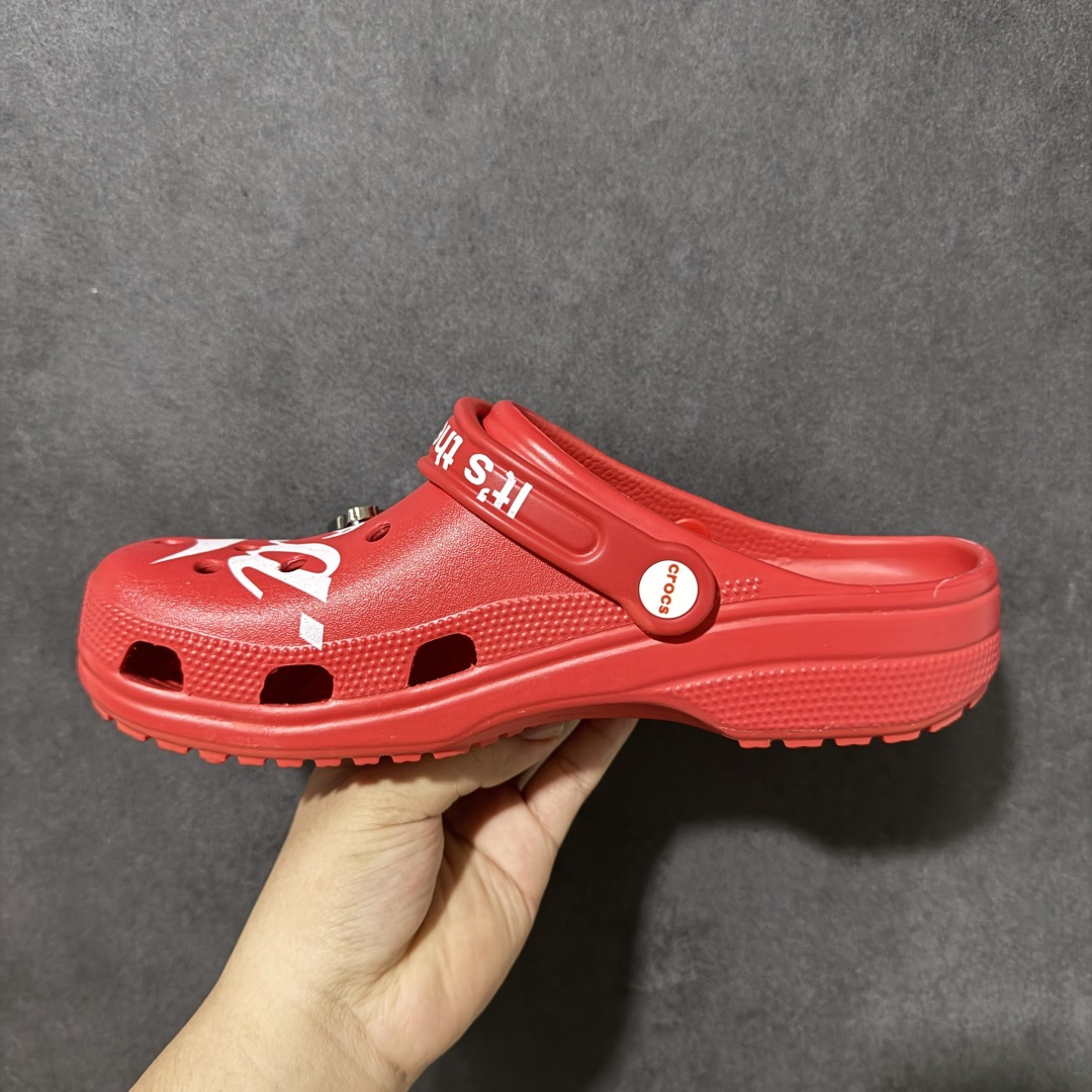 图片[2]-【莞产H版】Crocs卡骆驰 × Coca-Cola/可口可乐联名经典复古休闲外穿透气洞洞鞋 超强LiteRide科技缓震鞋垫加持 官方2023最新款 透明防水袋包装 注意配件需单独购买 超轻Croslite专利材料打造 鞋面更加耐用易清洗 该鞋款轻盈舒适 2002年 经典克骆格诞生 秉承外形简单 穿着舒适的初衷 不断为消费者带来舒适的穿着体验 穿出“趣”味 鞋面洞洞可搭彰显个性的智必星 一鞋两穿 可调节式后跟带增添鞋身的稳固性能 前面变成愜意舒适的凉拖 后面行走跑跳更加稳妥 Croslite ™材料 封闭式细胞树脂 能够在体温作用下自动变形以适应脚部形状 涉水性优秀的同时易于清洁 抓地力强 不易打滑 Crocs的核心理念：轻便 灵活 全方位的舒适感 同步官方尺码：M4（36-37） M5（37-38）M6（38-39）M7（39-40）M8（41-42）M9（42-43）M10（43-44）M11（45-46）-选品中心