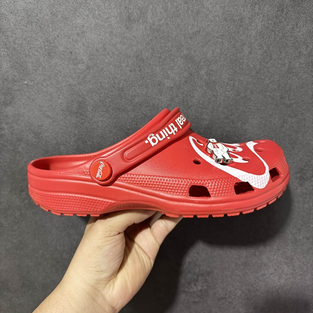 【莞产H版】Crocs卡骆驰 × Coca-Cola/可口可乐联名经典复古休闲外穿透气洞洞鞋 超强LiteRide科技缓震鞋垫加持 官方2023最新款 透明防水袋包装 注意配件需单独购买 超轻Croslite专利材料打造 鞋面更加耐用易清洗 该鞋款轻盈舒适 2002年 经典克骆格诞生 秉承外形简单 穿着舒适的初衷 不断为消费者带来舒适的穿着体验 穿出“趣”味 鞋面洞洞可搭彰显个性的智必星 一鞋两穿 可调节式后跟带增添鞋身的稳固性能 前面变成愜意舒适的凉拖 后面行走跑跳更加稳妥 Croslite ™材料 封闭式细胞树脂 能够在体温作用下自动变形以适应脚部形状 涉水性优秀的同时易于清洁 抓地力强 不易打滑 Crocs的核心理念：轻便 灵活 全方位的舒适感 同步官方尺码：M4（36-37） M5（37-38）M6（38-39）M7（39-40）M8（41-42）M9（42-43）M10（43-44）M11（45-46）-选品中心