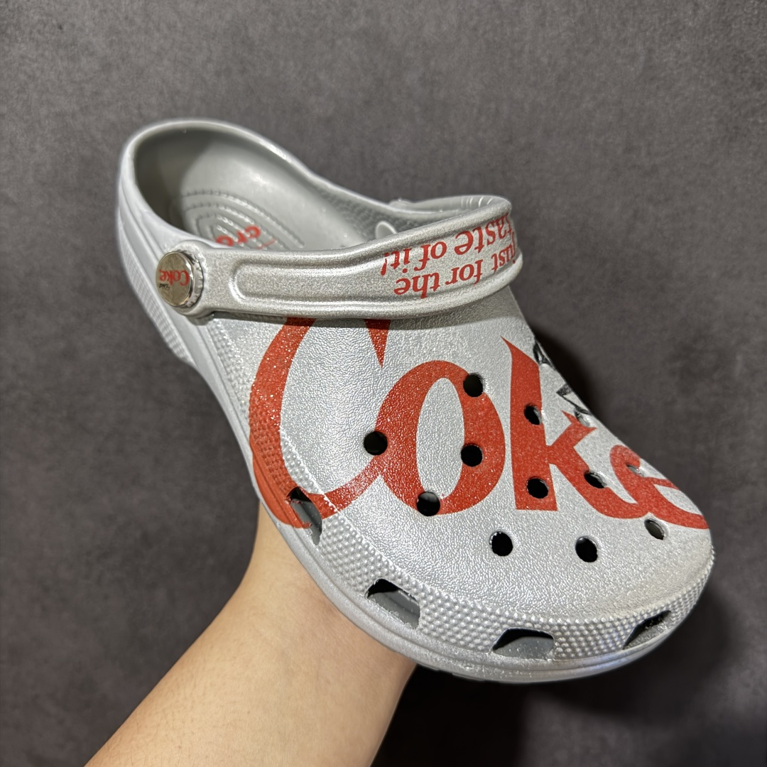 图片[3]-【莞产H版】Crocs卡骆驰 × Coca-Cola/可口可乐联名经典复古休闲外穿透气洞洞鞋 超强LiteRide科技缓震鞋垫加持 官方2023最新款 透明防水袋包装 注意配件需单独购买 超轻Croslite专利材料打造 鞋面更加耐用易清洗 该鞋款轻盈舒适 2002年 经典克骆格诞生 秉承外形简单 穿着舒适的初衷 不断为消费者带来舒适的穿着体验 穿出“趣”味 鞋面洞洞可搭彰显个性的智必星 一鞋两穿 可调节式后跟带增添鞋身的稳固性能 前面变成愜意舒适的凉拖 后面行走跑跳更加稳妥 Croslite ™材料 封闭式细胞树脂 能够在体温作用下自动变形以适应脚部形状 涉水性优秀的同时易于清洁 抓地力强 不易打滑 Crocs的核心理念：轻便 灵活 全方位的舒适感 同步官方尺码：M4（36-37） M5（37-38）M6（38-39）M7（39-40）M8（41-42）M9（42-43）M10（43-44）M11（45-46）-选品中心
