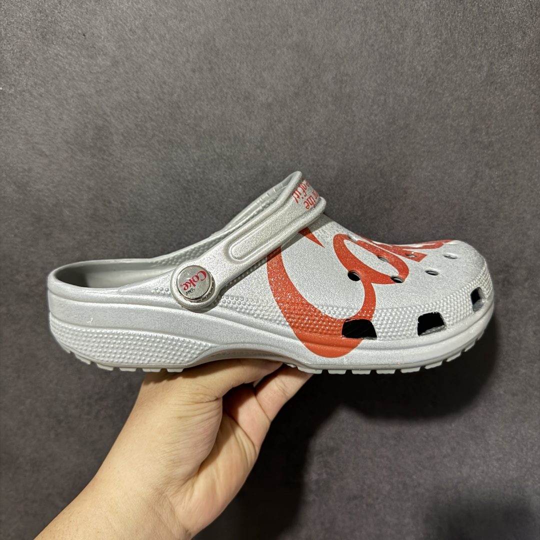 【莞产H版】Crocs卡骆驰 × Coca-Cola/可口可乐联名经典复古休闲外穿透气洞洞鞋 超强LiteRide科技缓震鞋垫加持 官方2023最新款 透明防水袋包装 注意配件需单独购买 超轻Croslite专利材料打造 鞋面更加耐用易清洗 该鞋款轻盈舒适 2002年 经典克骆格诞生 秉承外形简单 穿着舒适的初衷 不断为消费者带来舒适的穿着体验 穿出“趣”味 鞋面洞洞可搭彰显个性的智必星 一鞋两穿 可调节式后跟带增添鞋身的稳固性能 前面变成愜意舒适的凉拖 后面行走跑跳更加稳妥 Croslite ™材料 封闭式细胞树脂 能够在体温作用下自动变形以适应脚部形状 涉水性优秀的同时易于清洁 抓地力强 不易打滑 Crocs的核心理念：轻便 灵活 全方位的舒适感 同步官方尺码：M4（36-37） M5（37-38）M6（38-39）M7（39-40）M8（41-42）M9（42-43）M10（43-44）M11（45-46）-选品中心