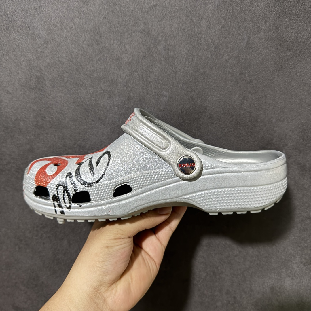 图片[2]-【莞产H版】Crocs卡骆驰 × Coca-Cola/可口可乐联名经典复古休闲外穿透气洞洞鞋 超强LiteRide科技缓震鞋垫加持 官方2023最新款 透明防水袋包装 注意配件需单独购买 超轻Croslite专利材料打造 鞋面更加耐用易清洗 该鞋款轻盈舒适 2002年 经典克骆格诞生 秉承外形简单 穿着舒适的初衷 不断为消费者带来舒适的穿着体验 穿出“趣”味 鞋面洞洞可搭彰显个性的智必星 一鞋两穿 可调节式后跟带增添鞋身的稳固性能 前面变成愜意舒适的凉拖 后面行走跑跳更加稳妥 Croslite ™材料 封闭式细胞树脂 能够在体温作用下自动变形以适应脚部形状 涉水性优秀的同时易于清洁 抓地力强 不易打滑 Crocs的核心理念：轻便 灵活 全方位的舒适感 同步官方尺码：M4（36-37） M5（37-38）M6（38-39）M7（39-40）M8（41-42）M9（42-43）M10（43-44）M11（45-46）-选品中心