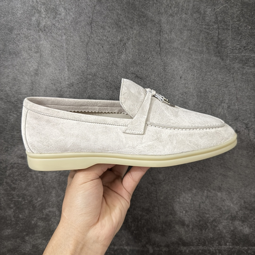 【渠道礼盒版】Loro Piana LP乐悠翩雅25 舒适锁头乐福鞋 目前市场最优品质 全鞋原材料 超高清洁度 完美版型 研究了四个月终于可量产完全复刻💯 徒步五万步不脚疼的鞋 LP是意大利顶级奢侈品牌 低调奢华 设计都是一贯纯色系 简单、细节巧妙、清新脱俗！ 不想满大街撞款的可以看看这个品牌、ins、小红书随处可见这个品牌的身影 ！原版一比一定制 细节处理很好‼️ 面部：进口鹿皮反毛羊皮 垫脚：牛皮垫脚 大底：原版耐磨高弹牛筋底 尺码：35-44-选品中心