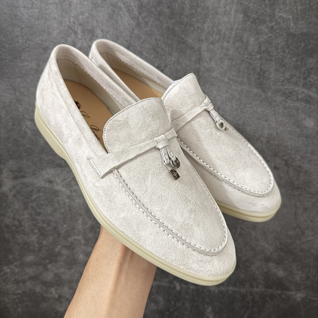 【渠道礼盒版】Loro Piana LP乐悠翩雅25 舒适锁头乐福鞋 目前市场最优品质 全鞋原材料 超高清洁度 完美版型 研究了四个月终于可量产完全复刻💯 徒步五万步不脚疼的鞋 LP是意大利顶级奢侈品牌 低调奢华 设计都是一贯纯色系 简单、细节巧妙、清新脱俗！ 不想满大街撞款的可以看看这个品牌、ins、小红书随处可见这个品牌的身影 ！原版一比一定制 细节处理很好‼️ 面部：进口鹿皮反毛羊皮 垫脚：牛皮垫脚 大底：原版耐磨高弹牛筋底 尺码：35-44-选品中心