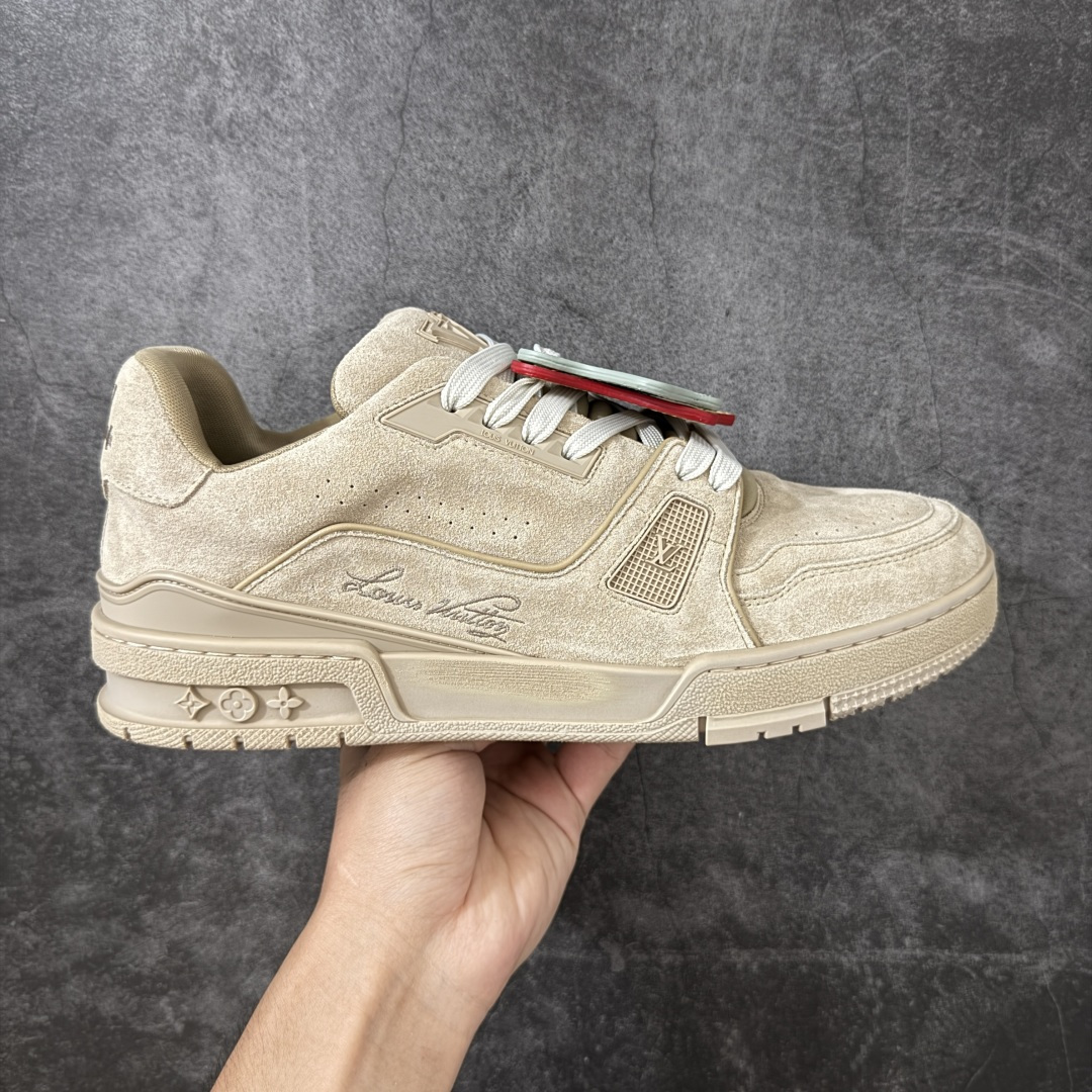 【佛山顶级超A版】Louis Vuitton LV Trainer系列 浅卡其吊牌 仓库现货 当天可取 私人订单 专柜混卖零售专供 所有配色均为购买原版复刻 整体版型 皮料 市场独一无二 后跟版型都可以自行对比[机智]吊打市场所有货 怒甩十条街，欢迎拿市场各大工厂的货来对比！ 鞋舌烫金超正 压印程度秒杀市面90%以上的高端货 新配色陆续开发出货 尺码：39-45-选品中心