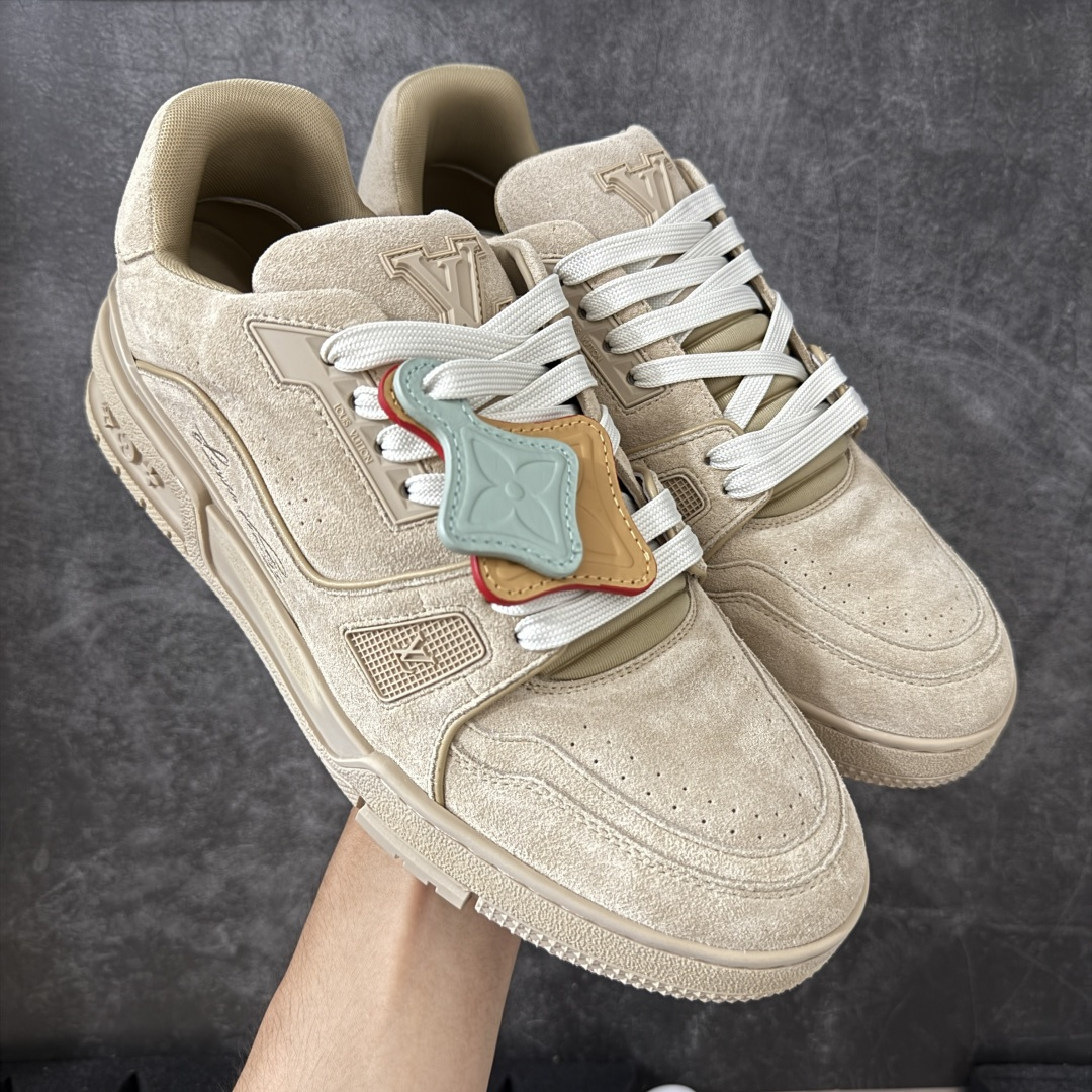【佛山顶级超A版】Louis Vuitton LV Trainer系列 浅卡其吊牌 仓库现货 当天可取 私人订单 专柜混卖零售专供 所有配色均为购买原版复刻 整体版型 皮料 市场独一无二 后跟版型都可以自行对比[机智]吊打市场所有货 怒甩十条街，欢迎拿市场各大工厂的货来对比！ 鞋舌烫金超正 压印程度秒杀市面90%以上的高端货 新配色陆续开发出货 尺码：39-45-选品中心
