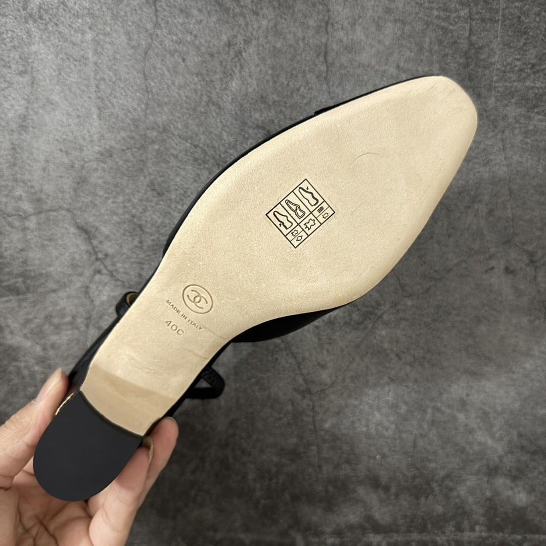 图片[9]-【佛山超A版】CHANEL 24S Slingback系列经典粗跟罗缎 高跟鞋 黑色 有多少姐妹是穿旧了之后，还是会选择重新买一双slingback！因为它太经典，再也不会遇到一款这么好搭的了，各处线条都很拉长腿型！不挑，随便搭都很抢镜！ 原版购入zp开发，调色上千次，绝无色差！ 进口原皮+意大利原厂真皮大底(渠道材料这块我们非常有优势) 全部颜色都有购入zp打版，色差这块直接避免，各处细节都与今年最新版本的一致 全套高端包装飞机礼盒 注意：原版真皮大底比较娇贵，试穿务必不要搞脏，否则影响二次销售无法退换 尺码：35-41码-选品中心