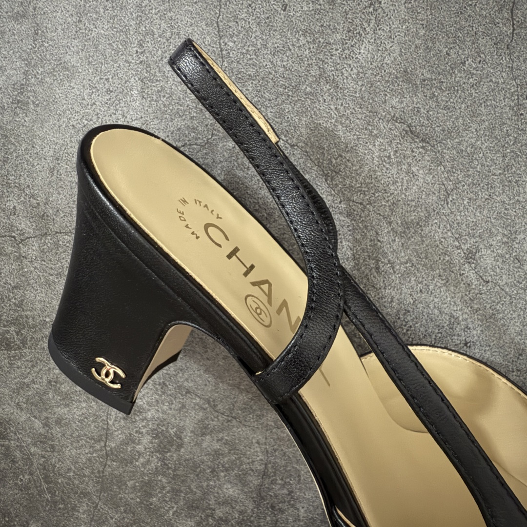 图片[7]-【佛山超A版】CHANEL 24S Slingback系列经典粗跟罗缎 高跟鞋 黑色 有多少姐妹是穿旧了之后，还是会选择重新买一双slingback！因为它太经典，再也不会遇到一款这么好搭的了，各处线条都很拉长腿型！不挑，随便搭都很抢镜！ 原版购入zp开发，调色上千次，绝无色差！ 进口原皮+意大利原厂真皮大底(渠道材料这块我们非常有优势) 全部颜色都有购入zp打版，色差这块直接避免，各处细节都与今年最新版本的一致 全套高端包装飞机礼盒 注意：原版真皮大底比较娇贵，试穿务必不要搞脏，否则影响二次销售无法退换 尺码：35-41码-选品中心
