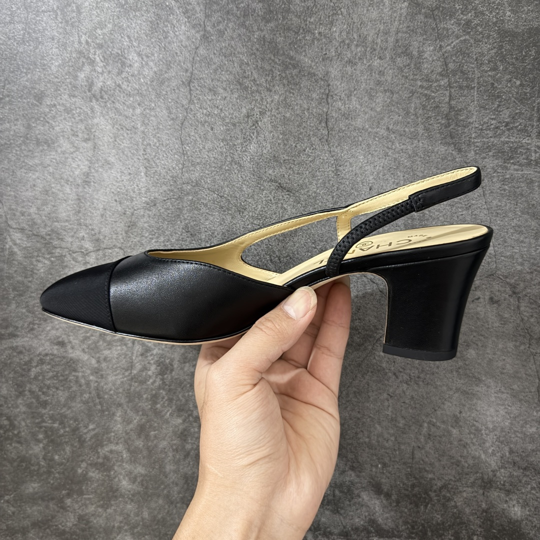 图片[2]-【佛山超A版】CHANEL 24S Slingback系列经典粗跟罗缎 高跟鞋 黑色 有多少姐妹是穿旧了之后，还是会选择重新买一双slingback！因为它太经典，再也不会遇到一款这么好搭的了，各处线条都很拉长腿型！不挑，随便搭都很抢镜！ 原版购入zp开发，调色上千次，绝无色差！ 进口原皮+意大利原厂真皮大底(渠道材料这块我们非常有优势) 全部颜色都有购入zp打版，色差这块直接避免，各处细节都与今年最新版本的一致 全套高端包装飞机礼盒 注意：原版真皮大底比较娇贵，试穿务必不要搞脏，否则影响二次销售无法退换 尺码：35-41码-选品中心