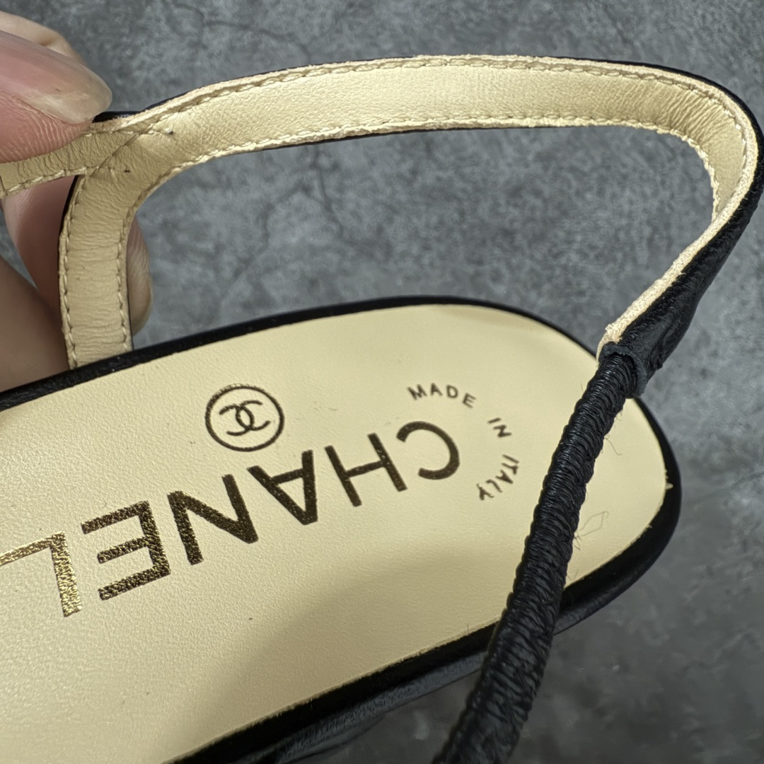 图片[8]-【佛山超A版】CHANEL 24S Slingback系列经典粗跟罗缎 高跟鞋 黑色 有多少姐妹是穿旧了之后，还是会选择重新买一双slingback！因为它太经典，再也不会遇到一款这么好搭的了，各处线条都很拉长腿型！不挑，随便搭都很抢镜！ 原版购入zp开发，调色上千次，绝无色差！ 进口原皮+意大利原厂真皮大底(渠道材料这块我们非常有优势) 全部颜色都有购入zp打版，色差这块直接避免，各处细节都与今年最新版本的一致 全套高端包装飞机礼盒 注意：原版真皮大底比较娇贵，试穿务必不要搞脏，否则影响二次销售无法退换 尺码：35-41码-选品中心