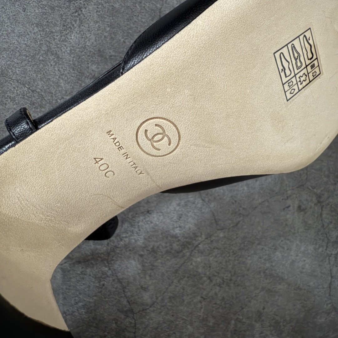 图片[10]-【佛山超A版】CHANEL 24S Slingback系列经典粗跟罗缎 高跟鞋 黑色 有多少姐妹是穿旧了之后，还是会选择重新买一双slingback！因为它太经典，再也不会遇到一款这么好搭的了，各处线条都很拉长腿型！不挑，随便搭都很抢镜！ 原版购入zp开发，调色上千次，绝无色差！ 进口原皮+意大利原厂真皮大底(渠道材料这块我们非常有优势) 全部颜色都有购入zp打版，色差这块直接避免，各处细节都与今年最新版本的一致 全套高端包装飞机礼盒 注意：原版真皮大底比较娇贵，试穿务必不要搞脏，否则影响二次销售无法退换 尺码：35-41码-选品中心