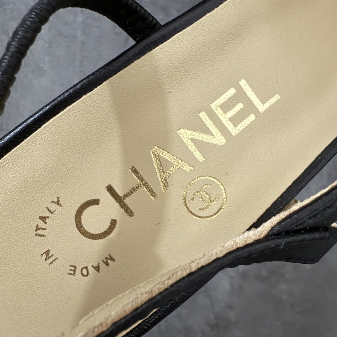 图片[4]-【佛山超A版】CHANEL 24S Slingback系列经典粗跟罗缎 高跟鞋 黑色 有多少姐妹是穿旧了之后，还是会选择重新买一双slingback！因为它太经典，再也不会遇到一款这么好搭的了，各处线条都很拉长腿型！不挑，随便搭都很抢镜！ 原版购入zp开发，调色上千次，绝无色差！ 进口原皮+意大利原厂真皮大底(渠道材料这块我们非常有优势) 全部颜色都有购入zp打版，色差这块直接避免，各处细节都与今年最新版本的一致 全套高端包装飞机礼盒 注意：原版真皮大底比较娇贵，试穿务必不要搞脏，否则影响二次销售无法退换 尺码：35-41码-选品中心