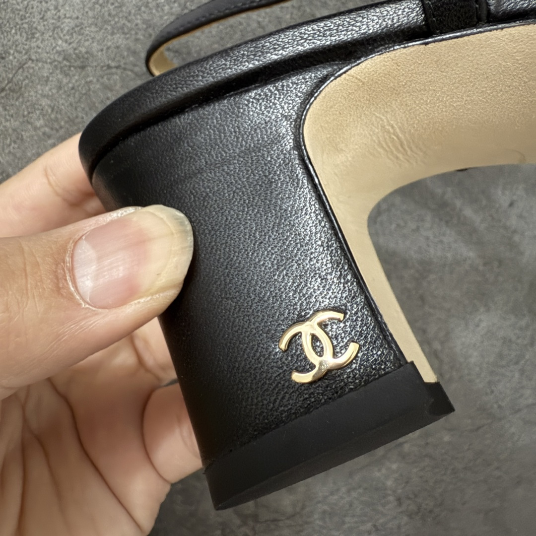 图片[3]-【佛山超A版】CHANEL 24S Slingback系列经典粗跟罗缎 高跟鞋 黑色 有多少姐妹是穿旧了之后，还是会选择重新买一双slingback！因为它太经典，再也不会遇到一款这么好搭的了，各处线条都很拉长腿型！不挑，随便搭都很抢镜！ 原版购入zp开发，调色上千次，绝无色差！ 进口原皮+意大利原厂真皮大底(渠道材料这块我们非常有优势) 全部颜色都有购入zp打版，色差这块直接避免，各处细节都与今年最新版本的一致 全套高端包装飞机礼盒 注意：原版真皮大底比较娇贵，试穿务必不要搞脏，否则影响二次销售无法退换 尺码：35-41码-选品中心