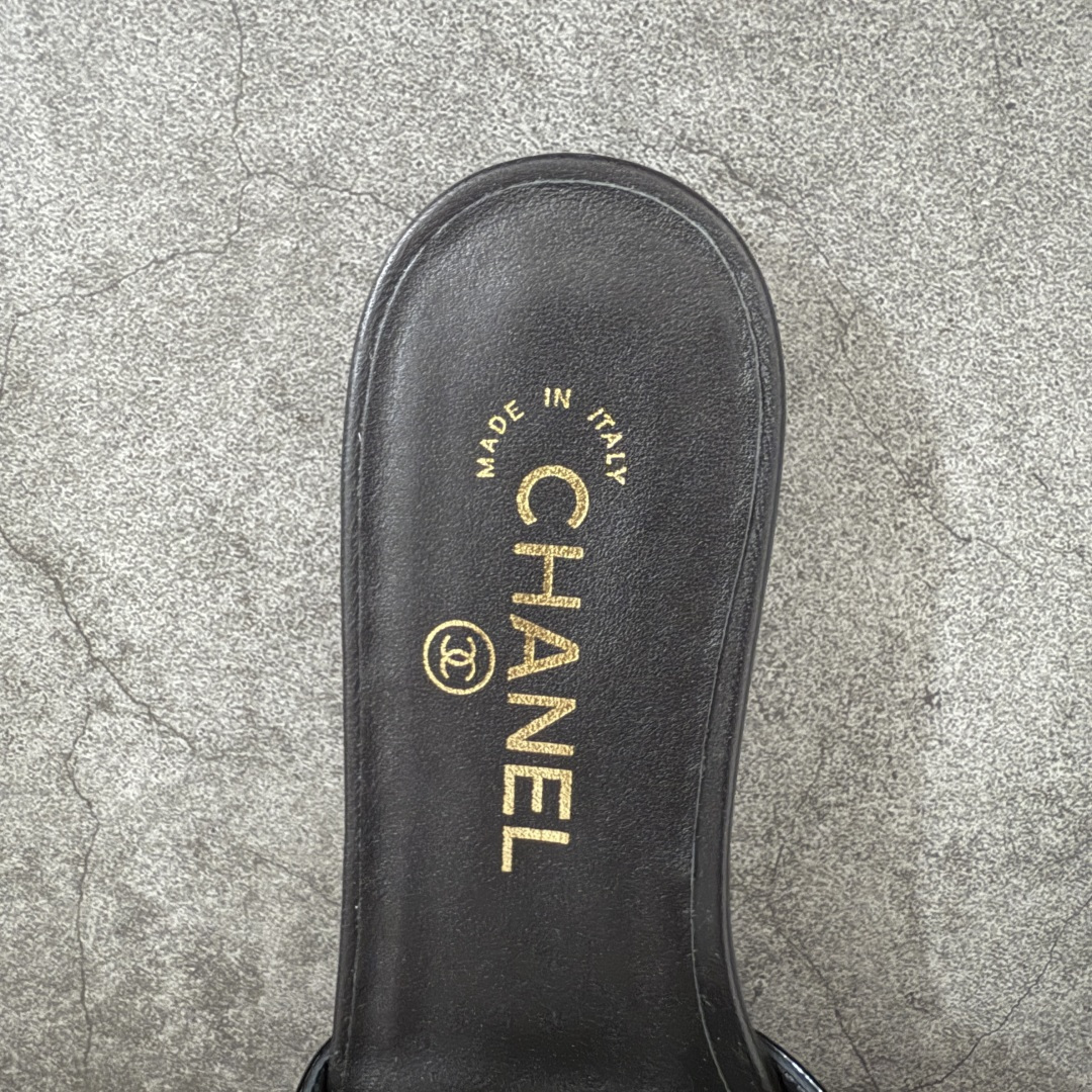 图片[8]-【佛山超a版】Chanel 香奈儿 26S大镂空拖鞋平底拖鞋 以极简轮廓重启法式优雅 标志性大镂空设计 利落通透，光影下尽显高级质感 一眼锁定品牌精髓。精选细腻皮革打造 柔软贴合脚面，平底兼顾舒适与气场 日常出行无负担。利落线条修饰脚型 露肤设计轻盈显腿长，轻松适配裙装 裤装与度假造型。不刻意张扬 却自带矜贵气场 将的优雅格调融入每一步。26S限定美学，低调奢雅，是衣橱里永不过时的精致注脚！ 面料采用原版定制材质 内里踮脚均为羊皮 意大利进口真皮大底！ 注意：原版真皮大底比较娇贵，试穿务必不要搞脏，否则影响二次销售无法退换 尺码：35-41码-选品中心