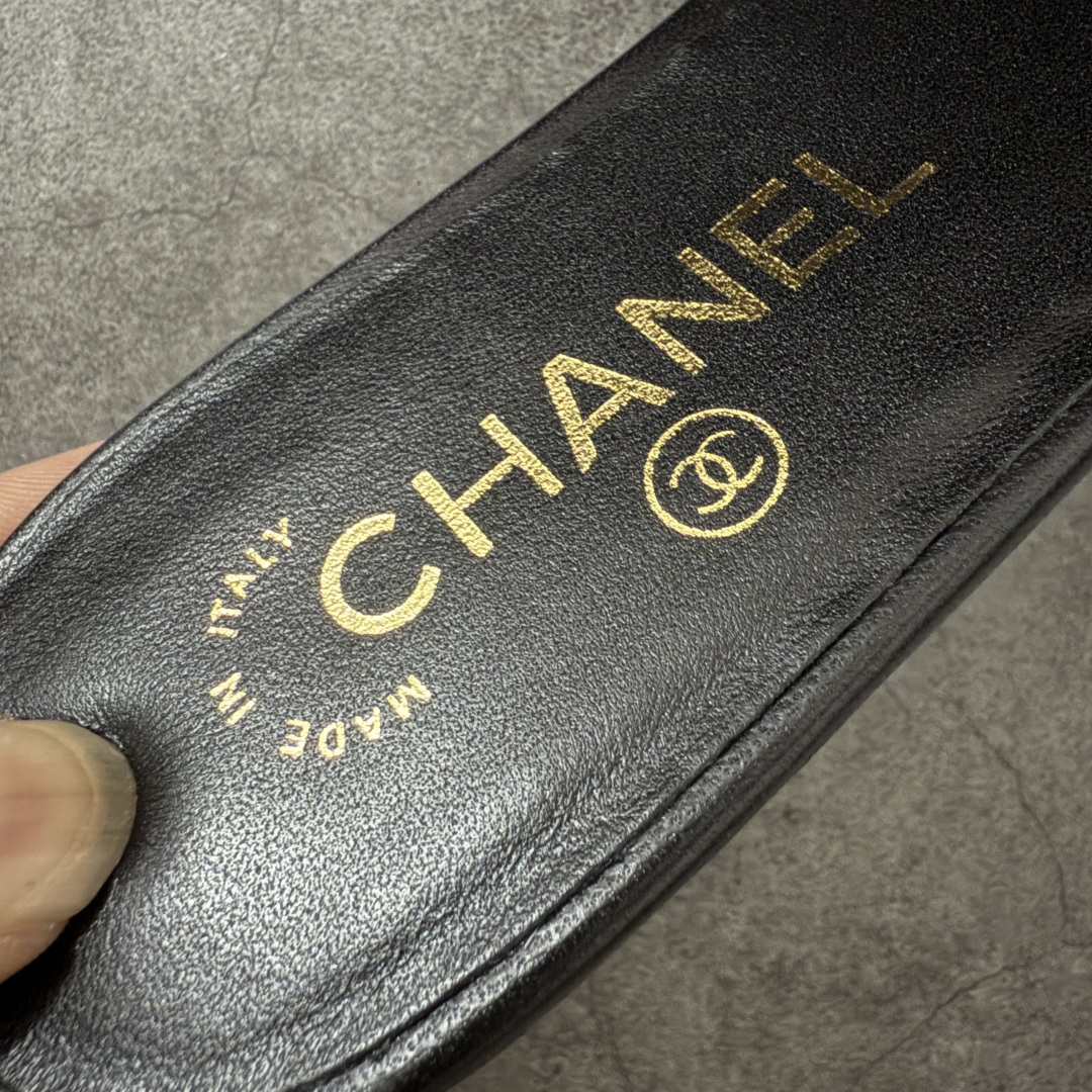 图片[4]-【佛山超a版】Chanel 香奈儿 26S大镂空拖鞋平底拖鞋 以极简轮廓重启法式优雅 标志性大镂空设计 利落通透，光影下尽显高级质感 一眼锁定品牌精髓。精选细腻皮革打造 柔软贴合脚面，平底兼顾舒适与气场 日常出行无负担。利落线条修饰脚型 露肤设计轻盈显腿长，轻松适配裙装 裤装与度假造型。不刻意张扬 却自带矜贵气场 将的优雅格调融入每一步。26S限定美学，低调奢雅，是衣橱里永不过时的精致注脚！ 面料采用原版定制材质 内里踮脚均为羊皮 意大利进口真皮大底！ 注意：原版真皮大底比较娇贵，试穿务必不要搞脏，否则影响二次销售无法退换 尺码：35-41码-选品中心