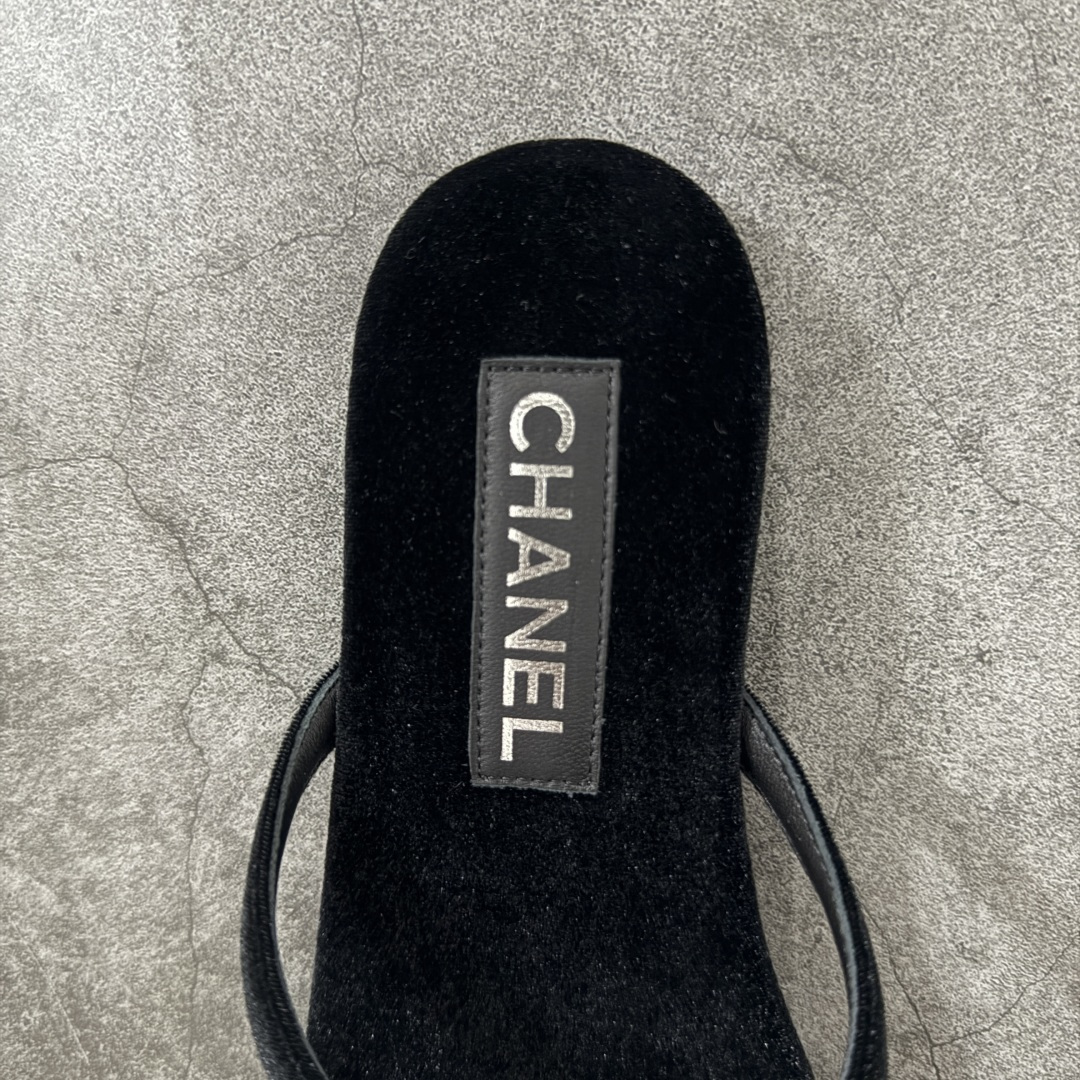 图片[8]-【佛山超a版】Chanel 香奈儿 新款羊皮水钻Thongs人字夹脚拖鞋系列 丝绒款 简约高级大方，水钻logo镶嵌，羊皮材质高级舒适，精致时髦洋气，上脚非常轻盈，柔软舒适不生硬，夏天日常出行，居家度假轻松hod住各种场合。 鞋面：进口胎小羊皮 五金：独家定制电镀铜五金 大底：独家原版开模意大利进口A级真皮大底 ⚠️区别市场通货～高端品质绝对不一样 注意：原版真皮大底比较娇贵，试穿务必不要搞脏，否则影响二次销售无法退换 尺码：35-42码-选品中心