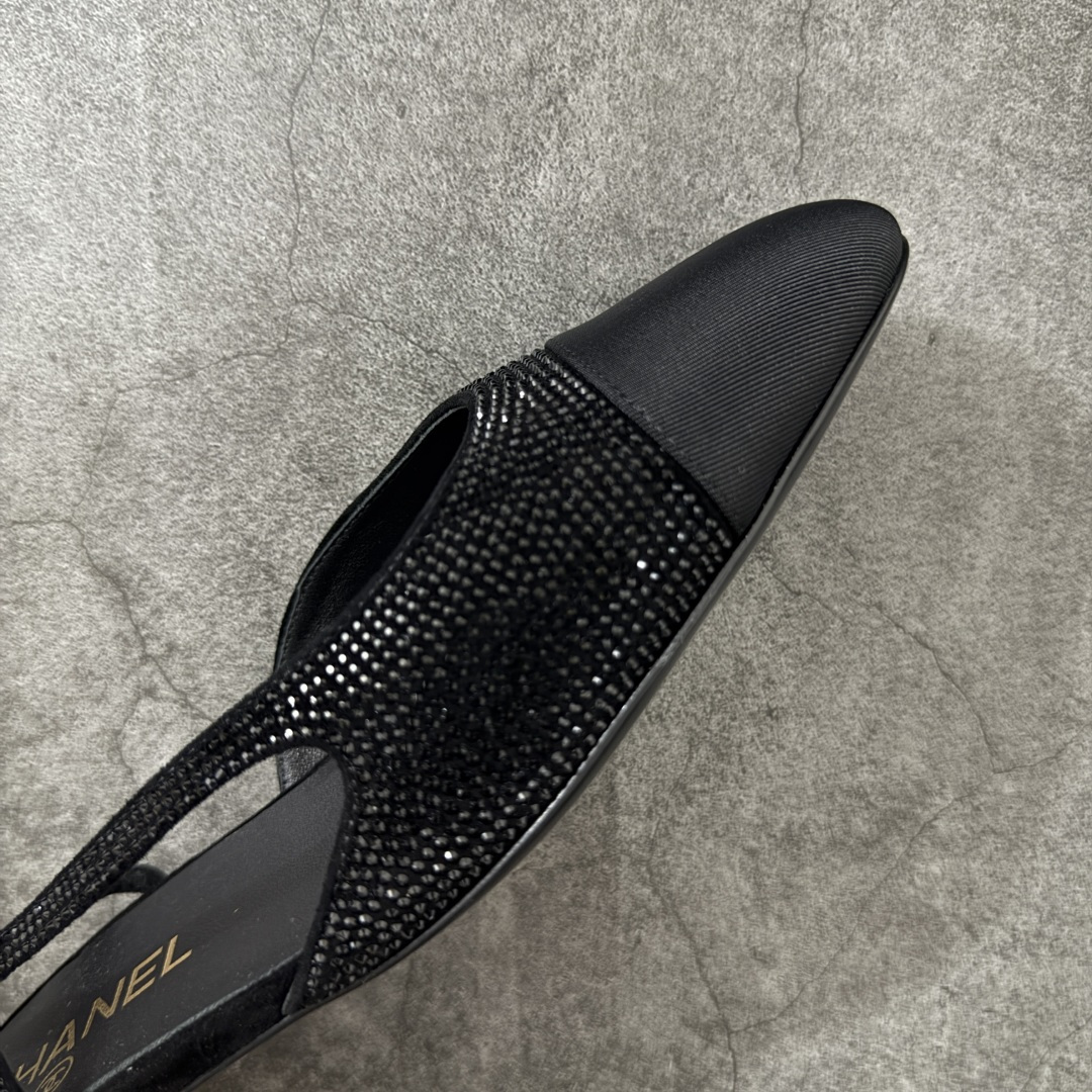 图片[6]-【佛山超A版】CHANEL 24S Slingback系列水钻款罗缎 高跟鞋 低跟 黑色 有多少姐妹是穿旧了之后，还是会选择重新买一双slingback！因为它太经典，再也不会遇到一款这么好搭的了，各处线条都很拉长腿型！不挑，随便搭都很抢镜！ 原版购入zp开发，调色上千次，绝无色差！ 进口原皮+意大利原厂真皮大底(渠道材料这块我们非常有优势) 全部颜色都有购入zp打版，色差这块直接避免，各处细节都与今年最新版本的一致 全套高端包装飞机礼盒 注意：原版真皮大底比较娇贵，试穿务必不要搞脏，否则影响二次销售无法退换 尺码：35-41码-选品中心