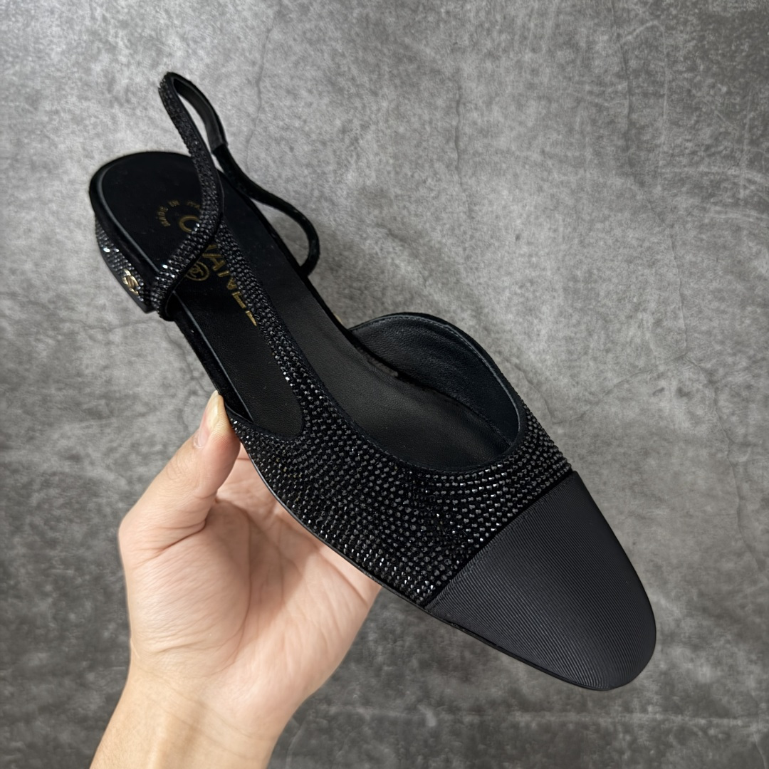 图片[3]-【佛山超A版】CHANEL 24S Slingback系列水钻款罗缎 高跟鞋 低跟 黑色 有多少姐妹是穿旧了之后，还是会选择重新买一双slingback！因为它太经典，再也不会遇到一款这么好搭的了，各处线条都很拉长腿型！不挑，随便搭都很抢镜！ 原版购入zp开发，调色上千次，绝无色差！ 进口原皮+意大利原厂真皮大底(渠道材料这块我们非常有优势) 全部颜色都有购入zp打版，色差这块直接避免，各处细节都与今年最新版本的一致 全套高端包装飞机礼盒 注意：原版真皮大底比较娇贵，试穿务必不要搞脏，否则影响二次销售无法退换 尺码：35-41码-选品中心