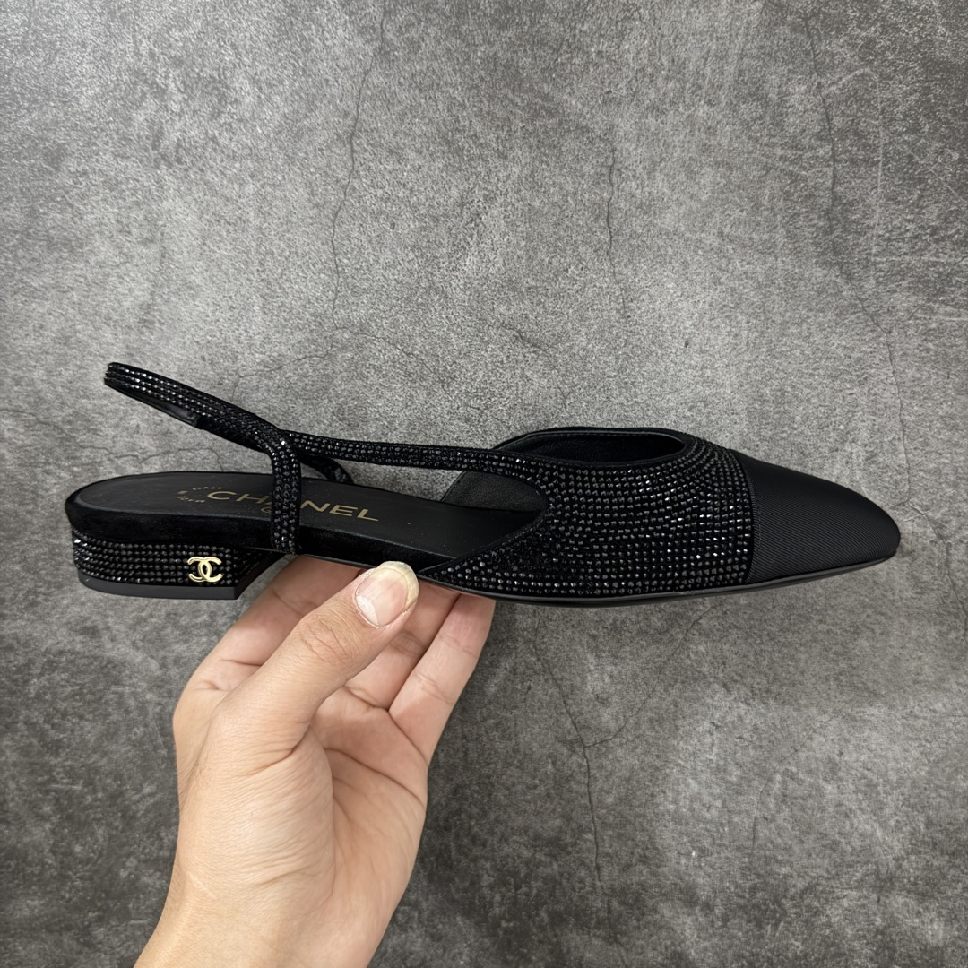【佛山超A版】CHANEL 24S Slingback系列水钻款罗缎 高跟鞋 低跟 黑色 有多少姐妹是穿旧了之后，还是会选择重新买一双slingback！因为它太经典，再也不会遇到一款这么好搭的了，各处线条都很拉长腿型！不挑，随便搭都很抢镜！ 原版购入zp开发，调色上千次，绝无色差！ 进口原皮+意大利原厂真皮大底(渠道材料这块我们非常有优势) 全部颜色都有购入zp打版，色差这块直接避免，各处细节都与今年最新版本的一致 全套高端包装飞机礼盒 注意：原版真皮大底比较娇贵，试穿务必不要搞脏，否则影响二次销售无法退换 尺码：35-41码-选品中心