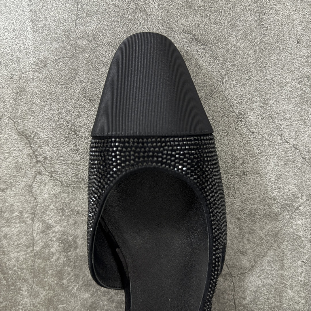 图片[5]-【佛山超A版】CHANEL 24S Slingback系列水钻款罗缎 高跟鞋 低跟 黑色 有多少姐妹是穿旧了之后，还是会选择重新买一双slingback！因为它太经典，再也不会遇到一款这么好搭的了，各处线条都很拉长腿型！不挑，随便搭都很抢镜！ 原版购入zp开发，调色上千次，绝无色差！ 进口原皮+意大利原厂真皮大底(渠道材料这块我们非常有优势) 全部颜色都有购入zp打版，色差这块直接避免，各处细节都与今年最新版本的一致 全套高端包装飞机礼盒 注意：原版真皮大底比较娇贵，试穿务必不要搞脏，否则影响二次销售无法退换 尺码：35-41码-选品中心
