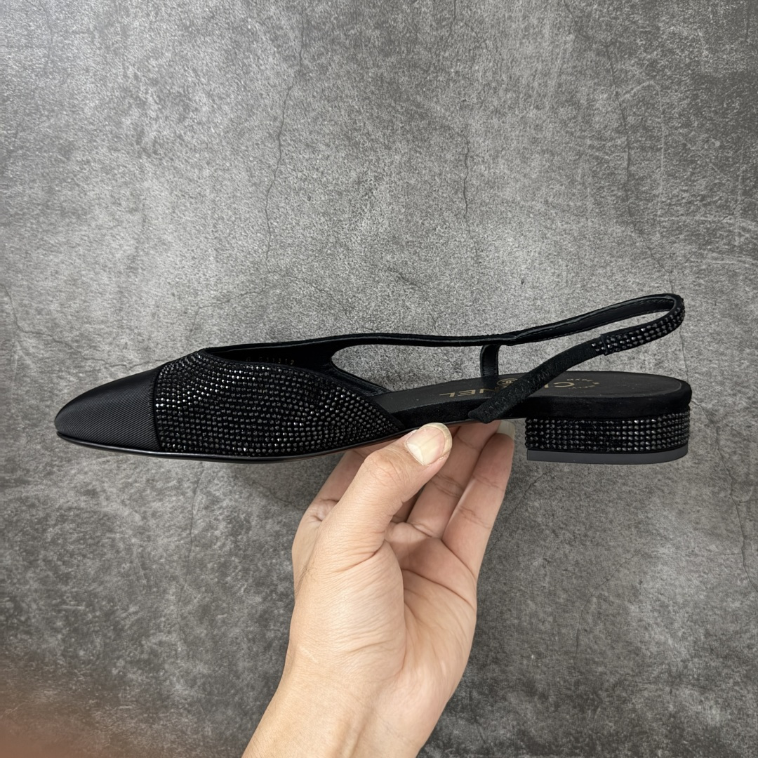 图片[2]-【佛山超A版】CHANEL 24S Slingback系列水钻款罗缎 高跟鞋 低跟 黑色 有多少姐妹是穿旧了之后，还是会选择重新买一双slingback！因为它太经典，再也不会遇到一款这么好搭的了，各处线条都很拉长腿型！不挑，随便搭都很抢镜！ 原版购入zp开发，调色上千次，绝无色差！ 进口原皮+意大利原厂真皮大底(渠道材料这块我们非常有优势) 全部颜色都有购入zp打版，色差这块直接避免，各处细节都与今年最新版本的一致 全套高端包装飞机礼盒 注意：原版真皮大底比较娇贵，试穿务必不要搞脏，否则影响二次销售无法退换 尺码：35-41码-选品中心