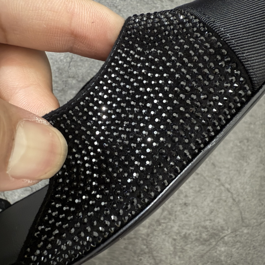图片[6]-【佛山超A版】CHANEL 24S Slingback系列水钻款罗缎 高跟鞋 低跟 黑色 有多少姐妹是穿旧了之后，还是会选择重新买一双slingback！因为它太经典，再也不会遇到一款这么好搭的了，各处线条都很拉长腿型！不挑，随便搭都很抢镜！ 原版购入zp开发，调色上千次，绝无色差！ 进口原皮+意大利原厂真皮大底(渠道材料这块我们非常有优势) 全部颜色都有购入zp打版，色差这块直接避免，各处细节都与今年最新版本的一致 全套高端包装飞机礼盒 注意：原版真皮大底比较娇贵，试穿务必不要搞脏，否则影响二次销售无法退换 尺码：35-41码-选品中心