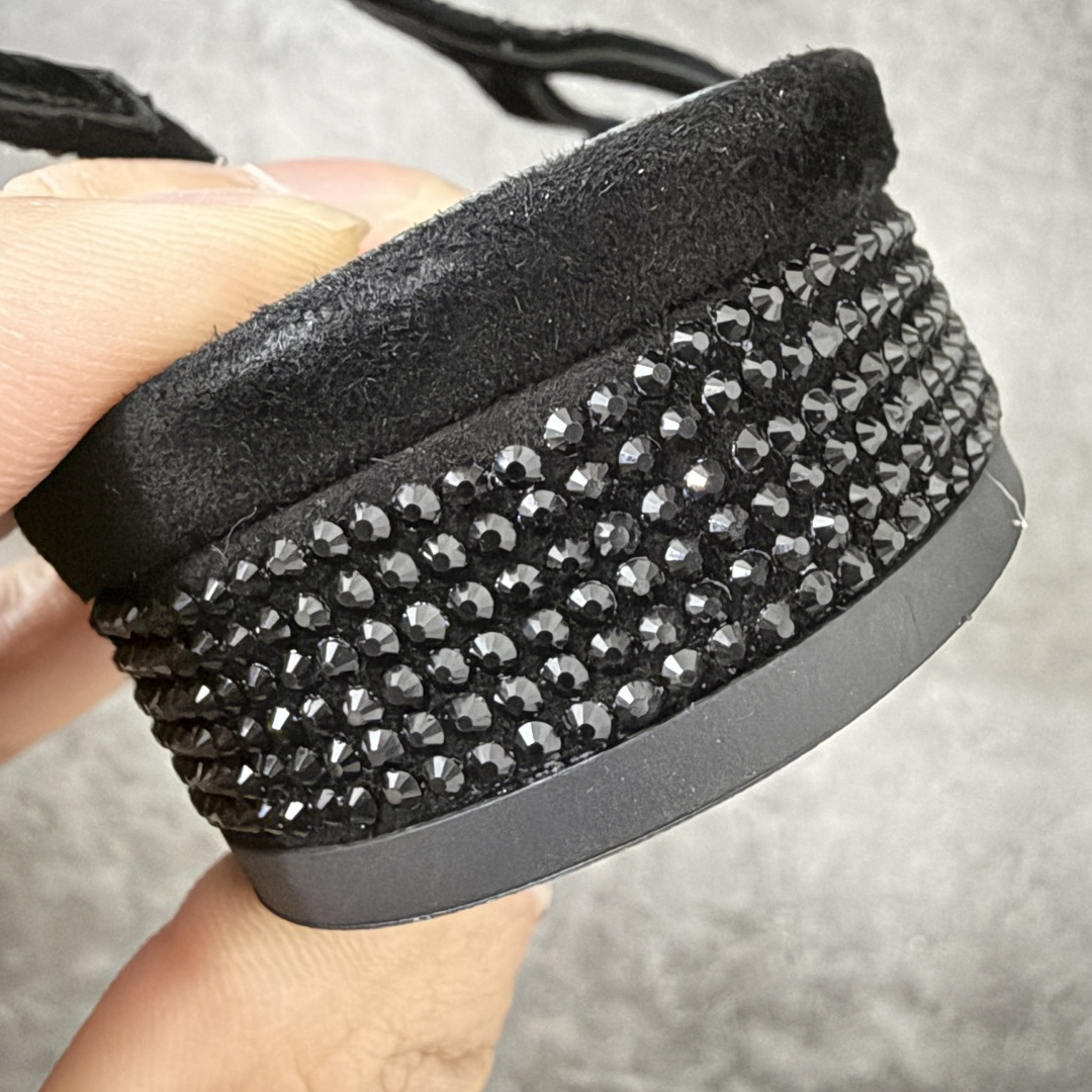 图片[3]-【佛山超A版】CHANEL 24S Slingback系列水钻款罗缎 高跟鞋 低跟 黑色 有多少姐妹是穿旧了之后，还是会选择重新买一双slingback！因为它太经典，再也不会遇到一款这么好搭的了，各处线条都很拉长腿型！不挑，随便搭都很抢镜！ 原版购入zp开发，调色上千次，绝无色差！ 进口原皮+意大利原厂真皮大底(渠道材料这块我们非常有优势) 全部颜色都有购入zp打版，色差这块直接避免，各处细节都与今年最新版本的一致 全套高端包装飞机礼盒 注意：原版真皮大底比较娇贵，试穿务必不要搞脏，否则影响二次销售无法退换 尺码：35-41码-选品中心